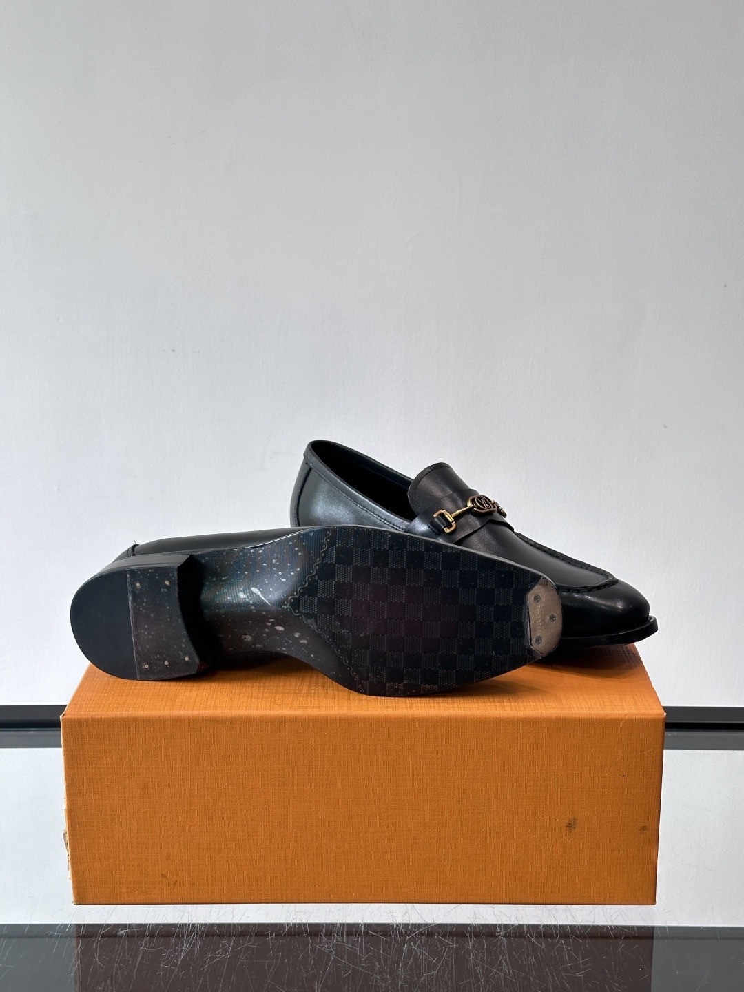 Туфли мужские в стиле Louis Vuitton чёрного цвета с металлической цепочкой