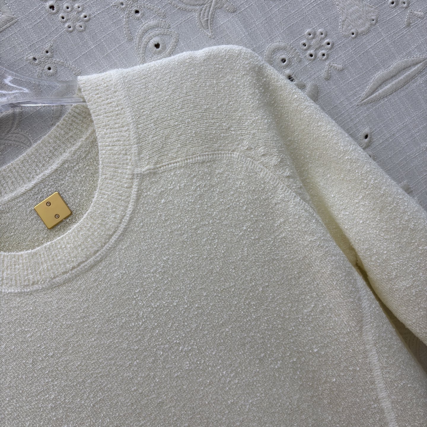 Футболка женская в стиле Schiaparelli молочного цвета с контрастной отделкой швов