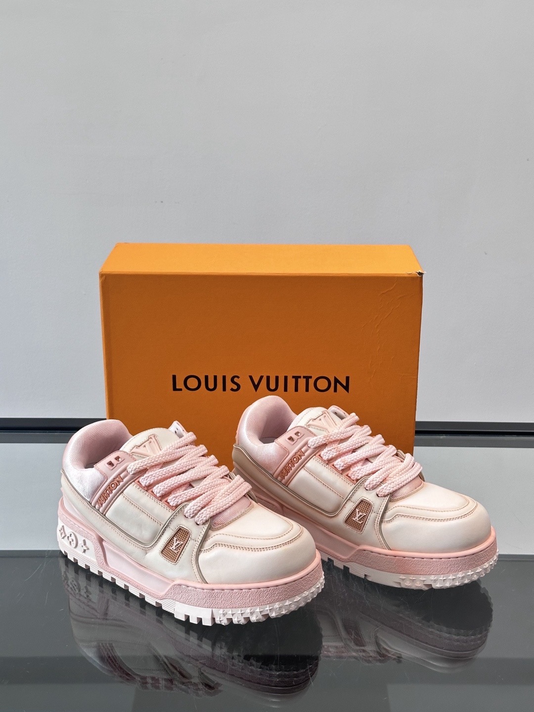 Кроссовки унисекс в стиле Louis Vuitton Trainer розового цвета