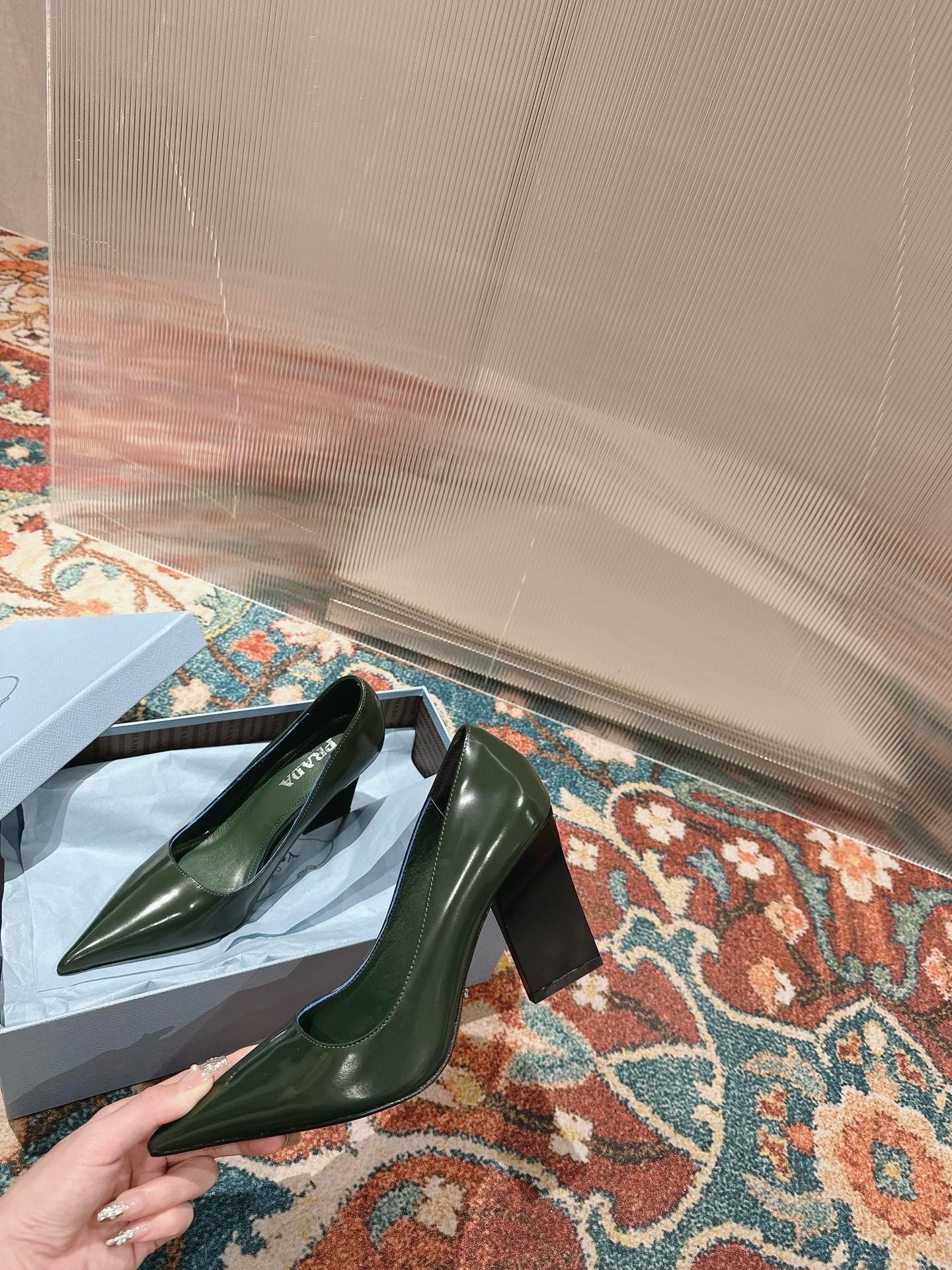 Туфли женские Prada на высоком устойчивом каблуке зелёного цвета