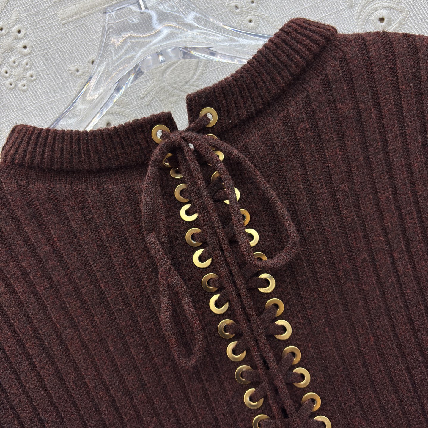 Свитер женский в стиле Schiaparelli винно-бордового цвета с декоративной шнуровкой на спине