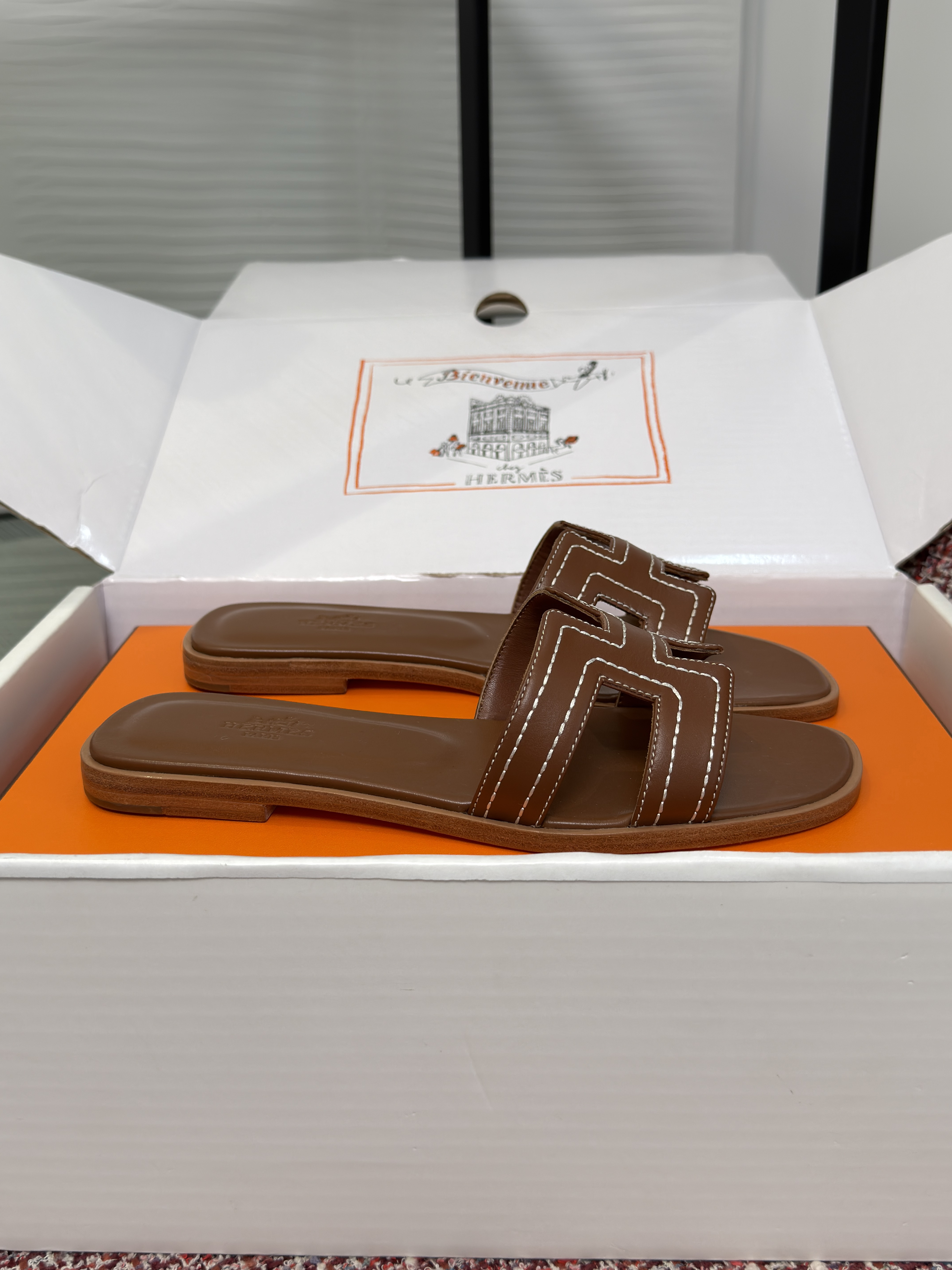 Шлёпанцы женские в стиле Hermès Oran коричневого цвета