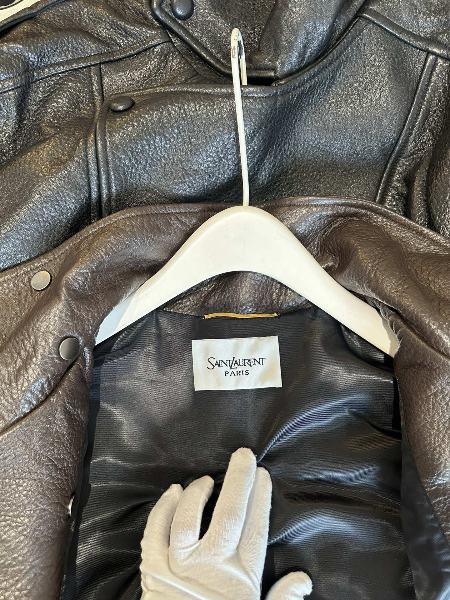 Куртки женские в стиле Saint Laurent из натуральной кожи коричневого и чёрного цвета укороченная с эластичным поясом