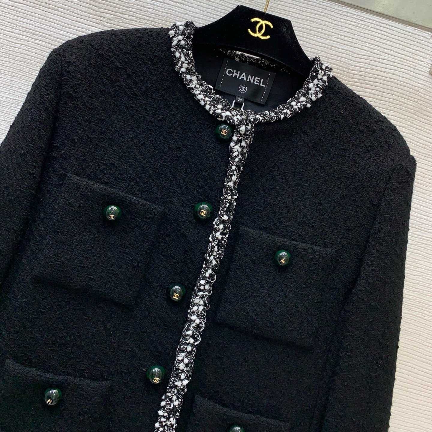 Жакет женский Chanel чёрного цвета с контрастной отделкой