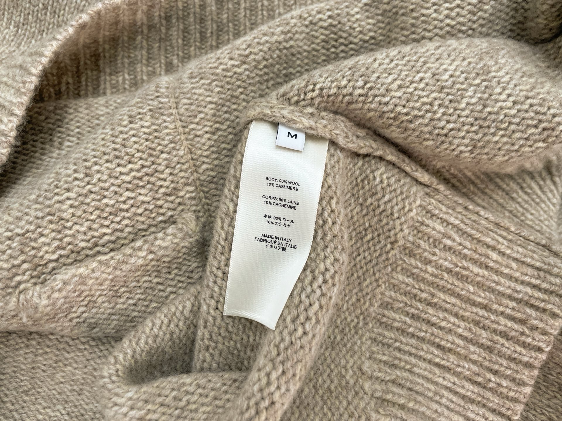 Свитер женский в стиле The Row из шерсти и кашемира бежевого цвета