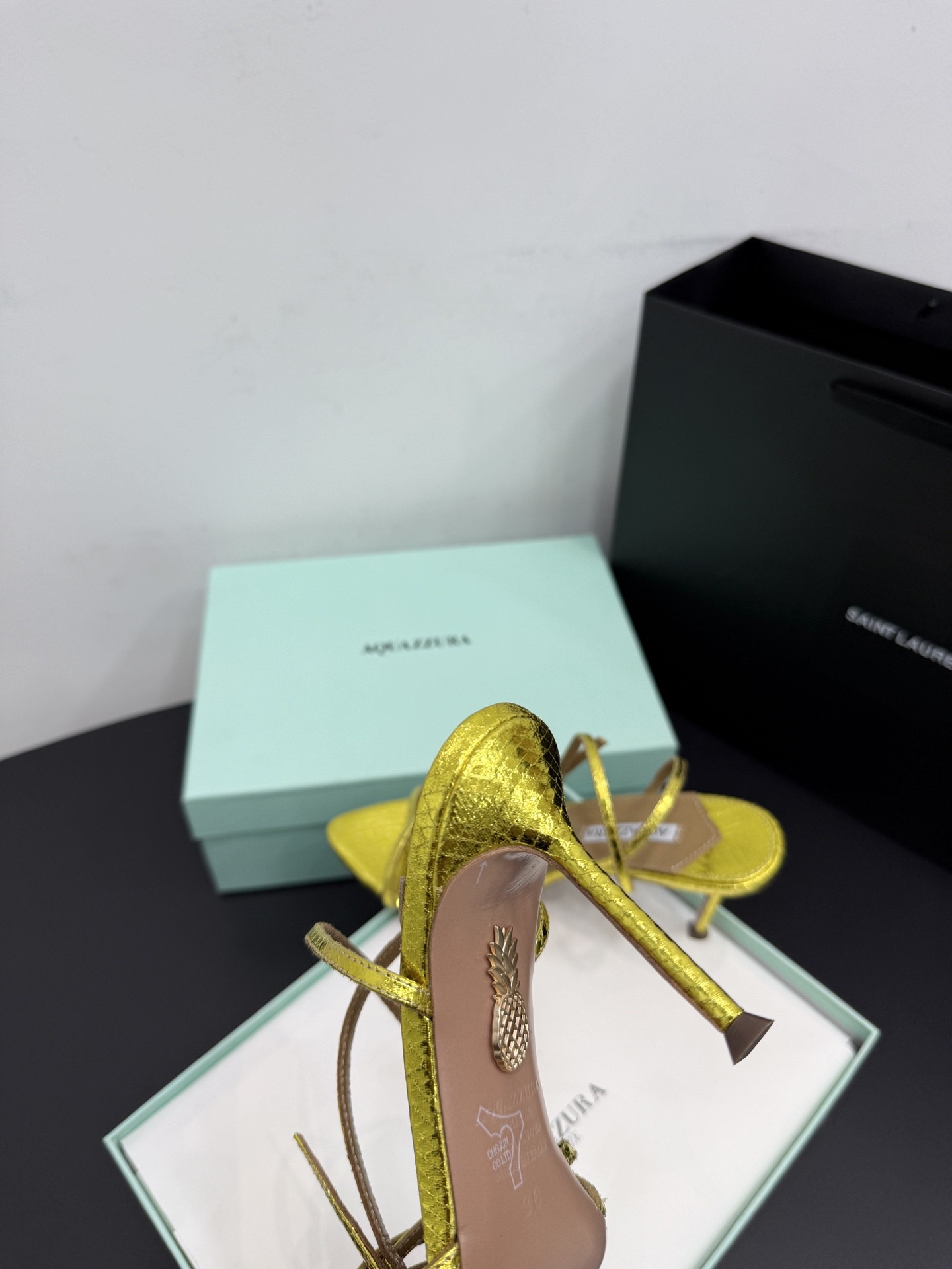 Босоножки женские Aquazzura золотистого цвета