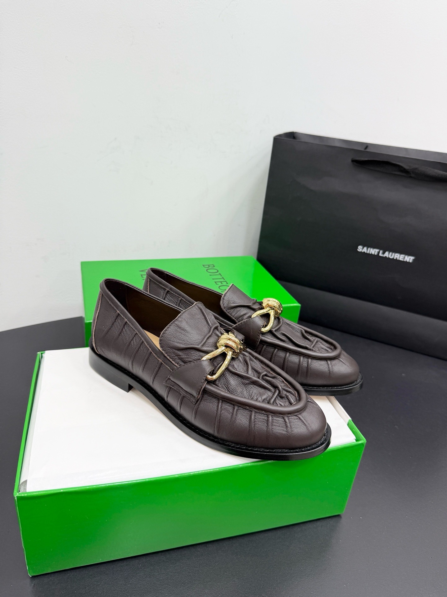 Лоферы женские Bottega Veneta Astaire с металлическим декором коричневого цвета