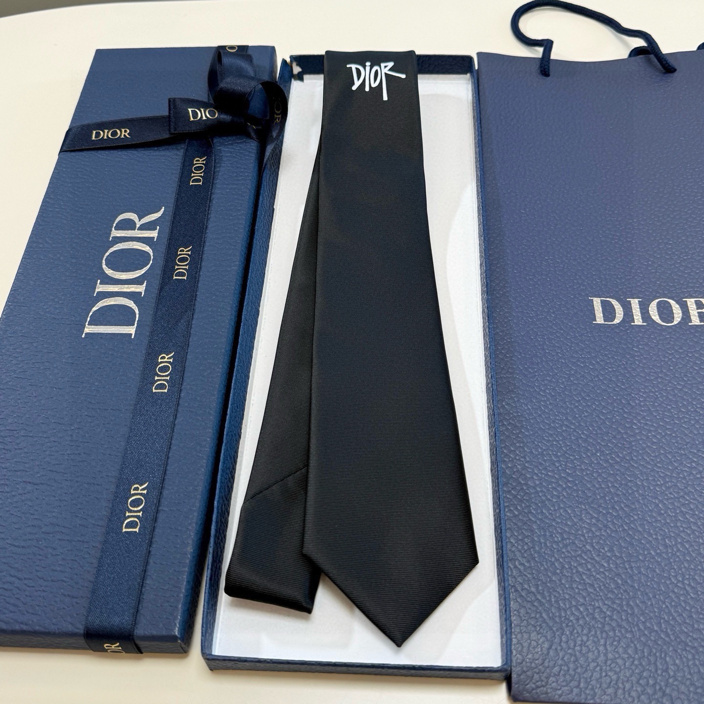 Галстук мужской в стиле Dior чёрного цвета с вышивкой логотипа