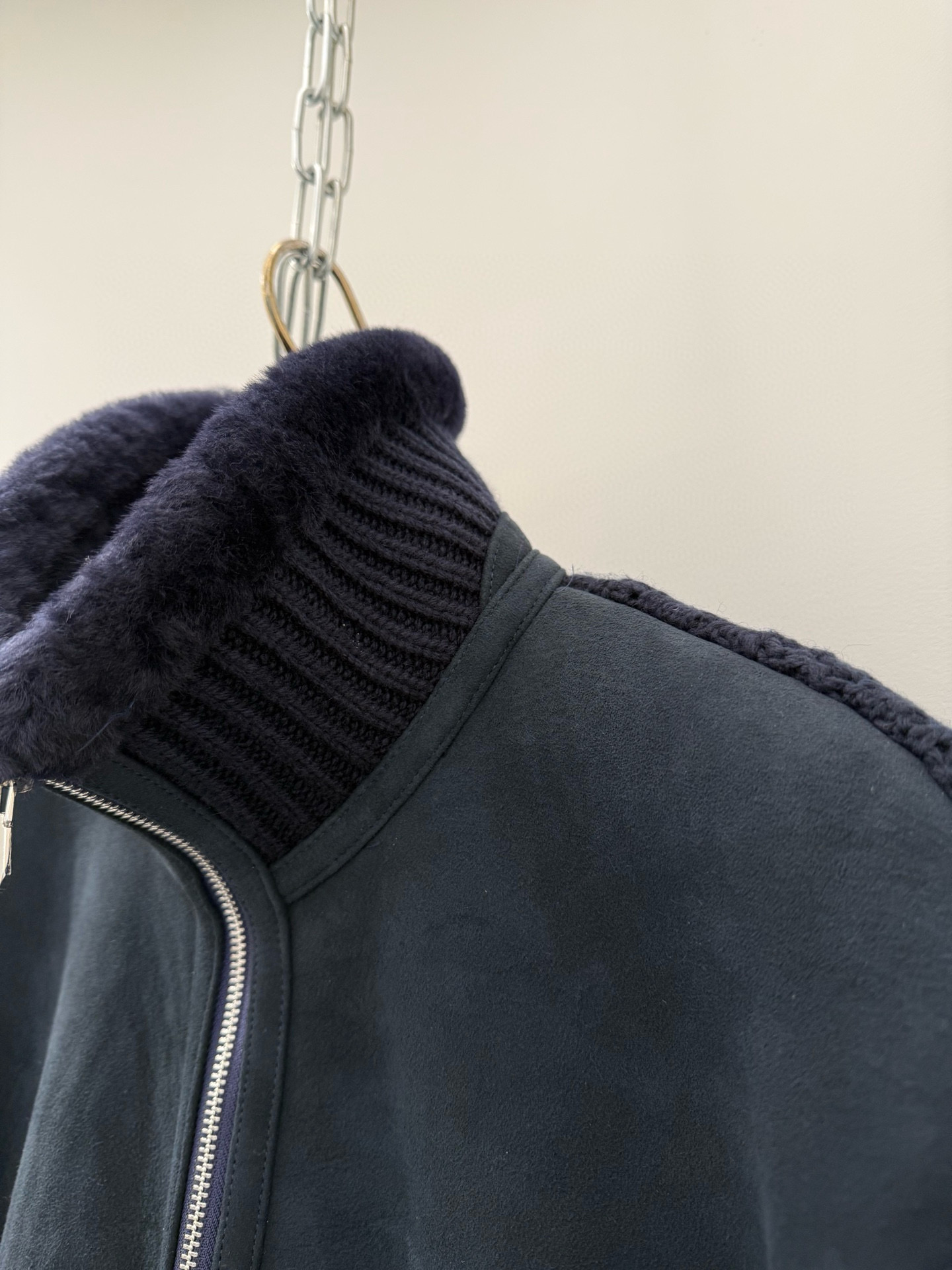 Куртка мужская в стиле Brunello Cucinelli из овчины с вязанными шерстяными рукавами тёмно-синего цвета