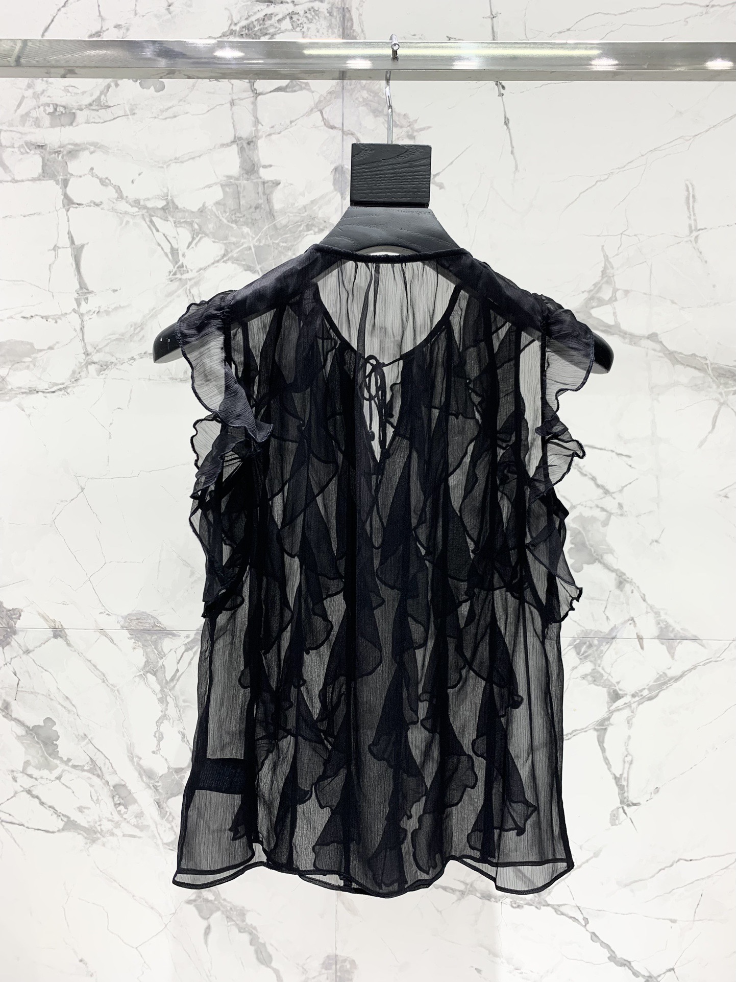 Топ женский в стиле Ermanno Scervino с рюшами без рукавов из шифона черного цвета