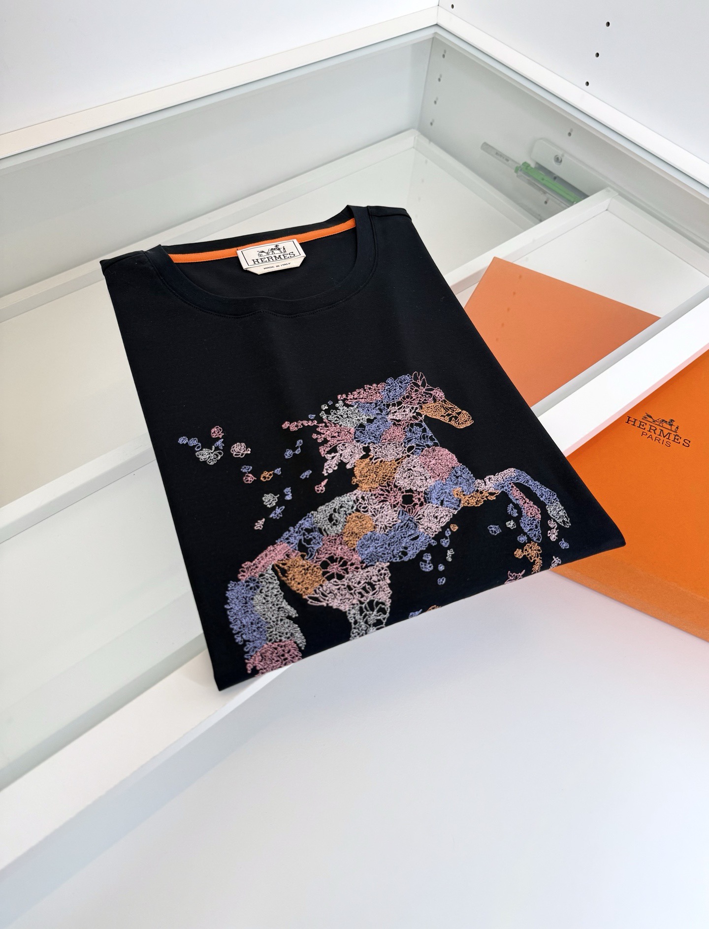 Футболка мужская в стиле Hermes чёрного цвета с вышивкой