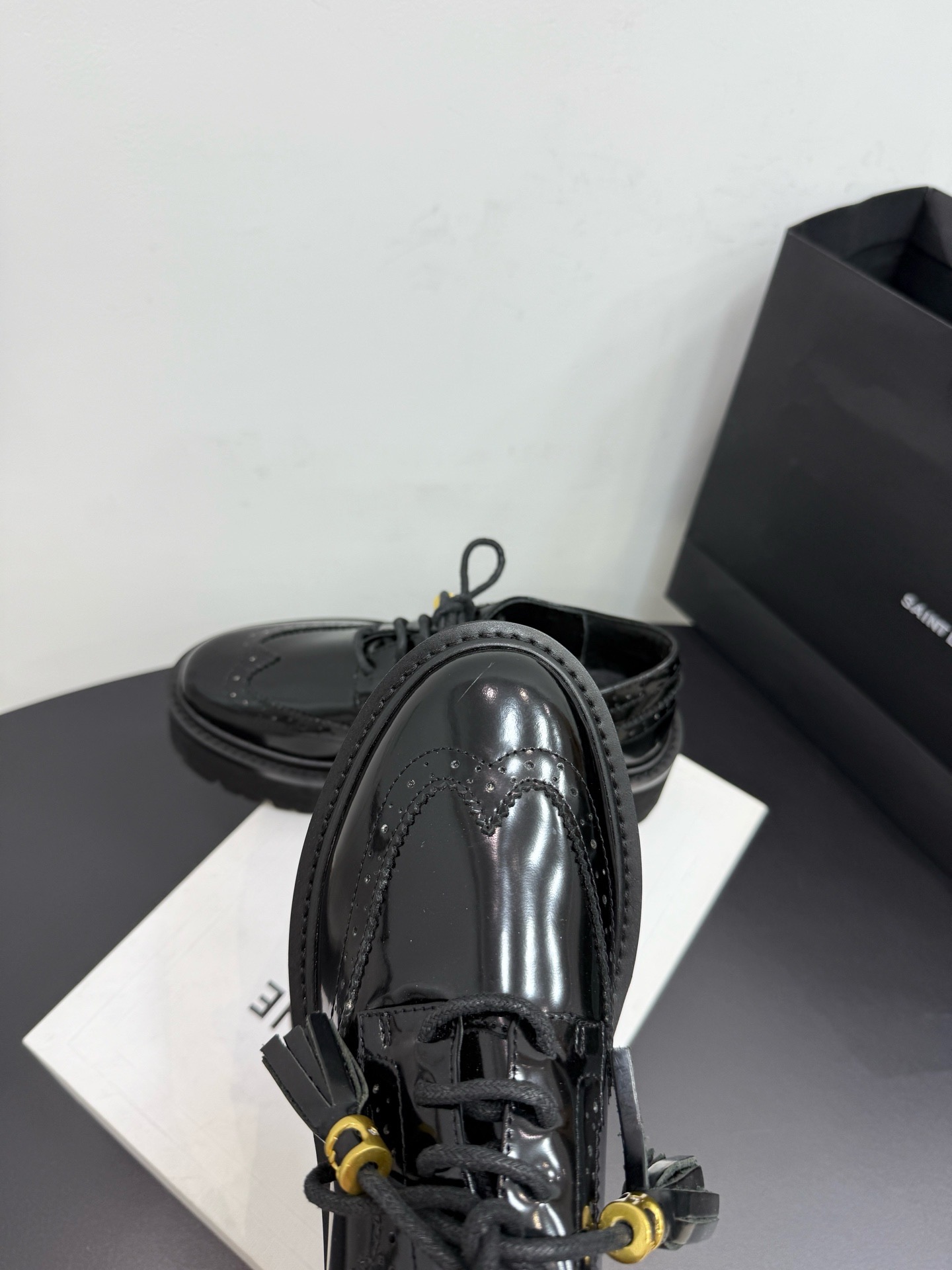Лоферы женские Celine на шнуровке из натуральной лаковой кожи черного цвета