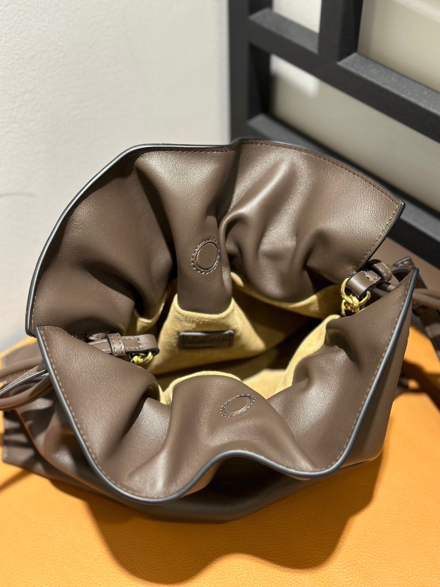 Сумка женская Loewe Flamenco коричневого цвета