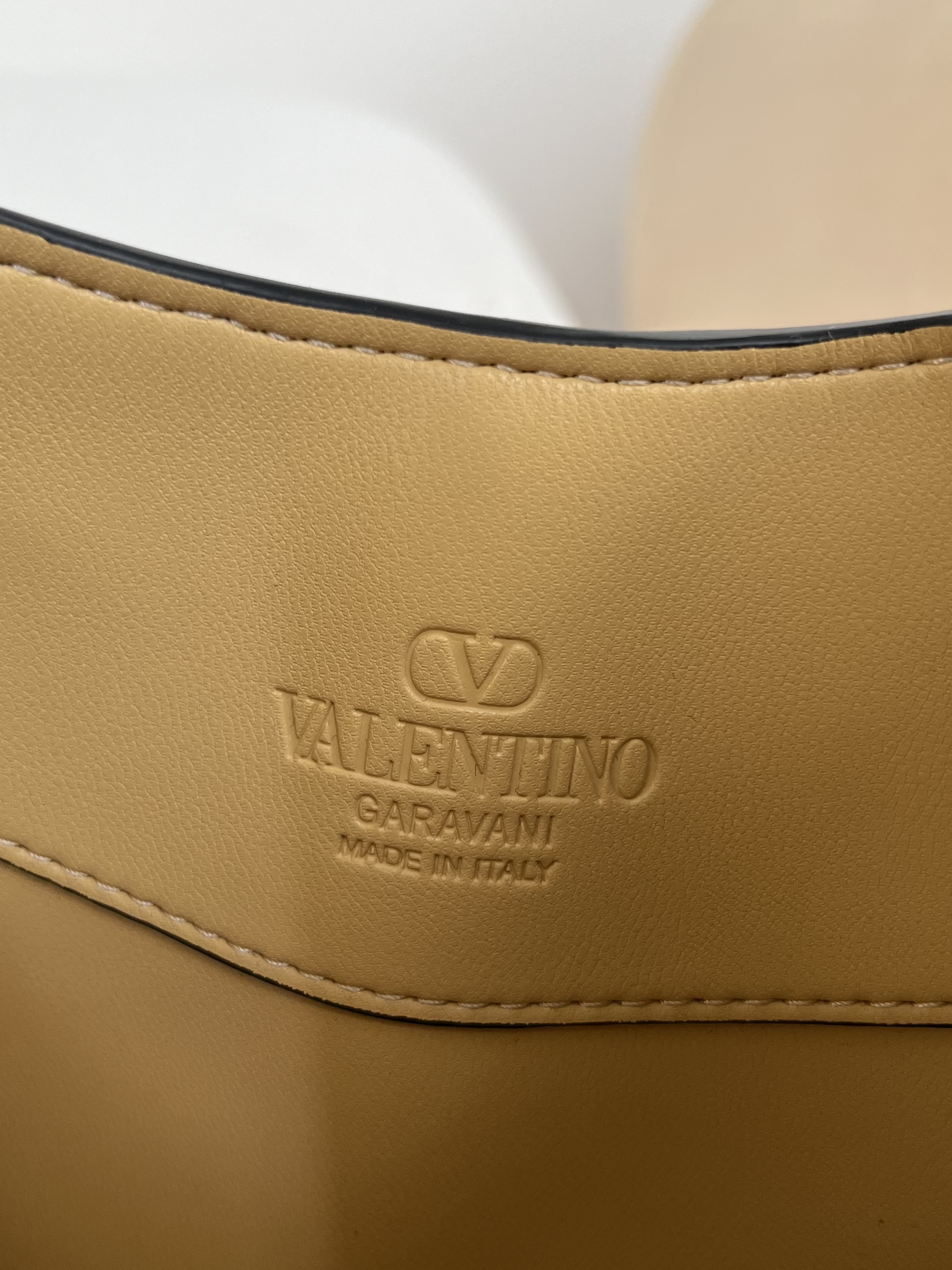 Сумка женская в стиле Valentino Garavani Hoboho Hobo бежево-карамельного с фактурной отделкой(28 cм)