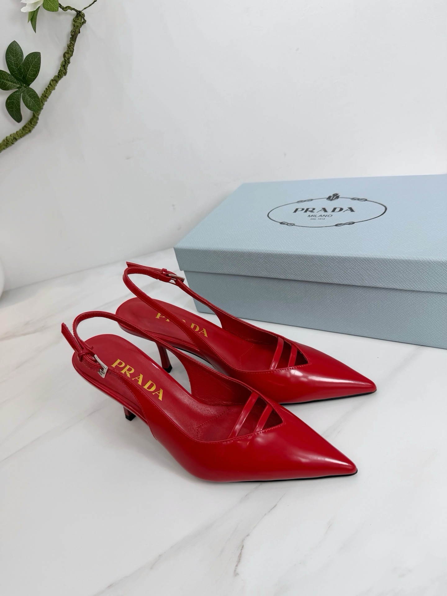 Туфли женские Prada из натуральной кожи красного цвета