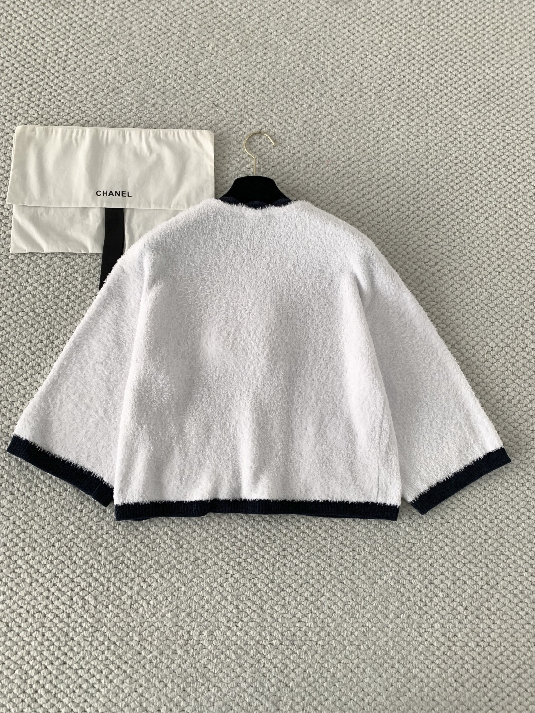 Кардиган женский в стиле Chanel белого цвета с контрастной отделкой