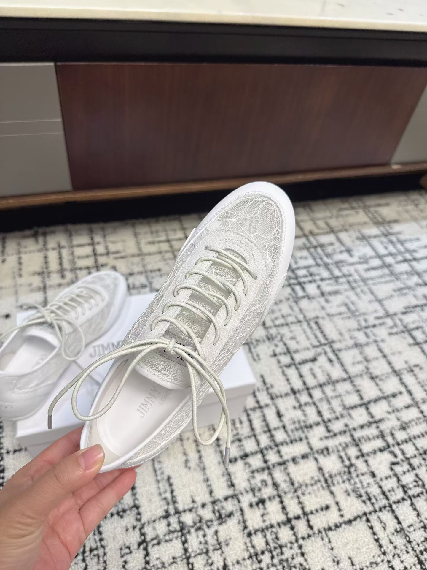 Кроссовки женские в стиле Jimmy Choo белого цвета