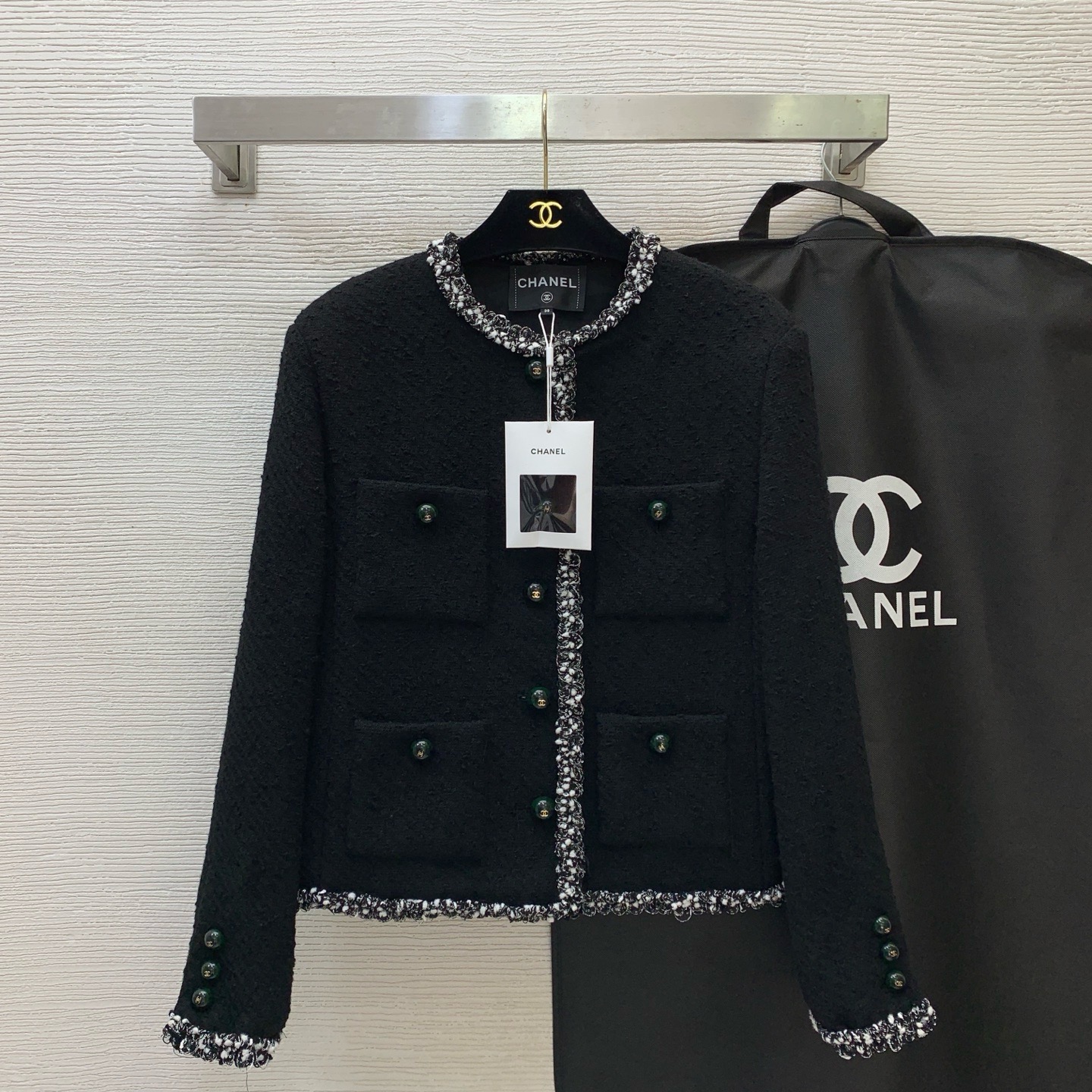 Жакет женский Chanel чёрного цвета с контрастной отделкой