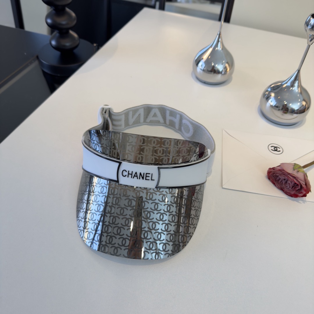 Козырёк женский в стиле Chanel серебристого цвета