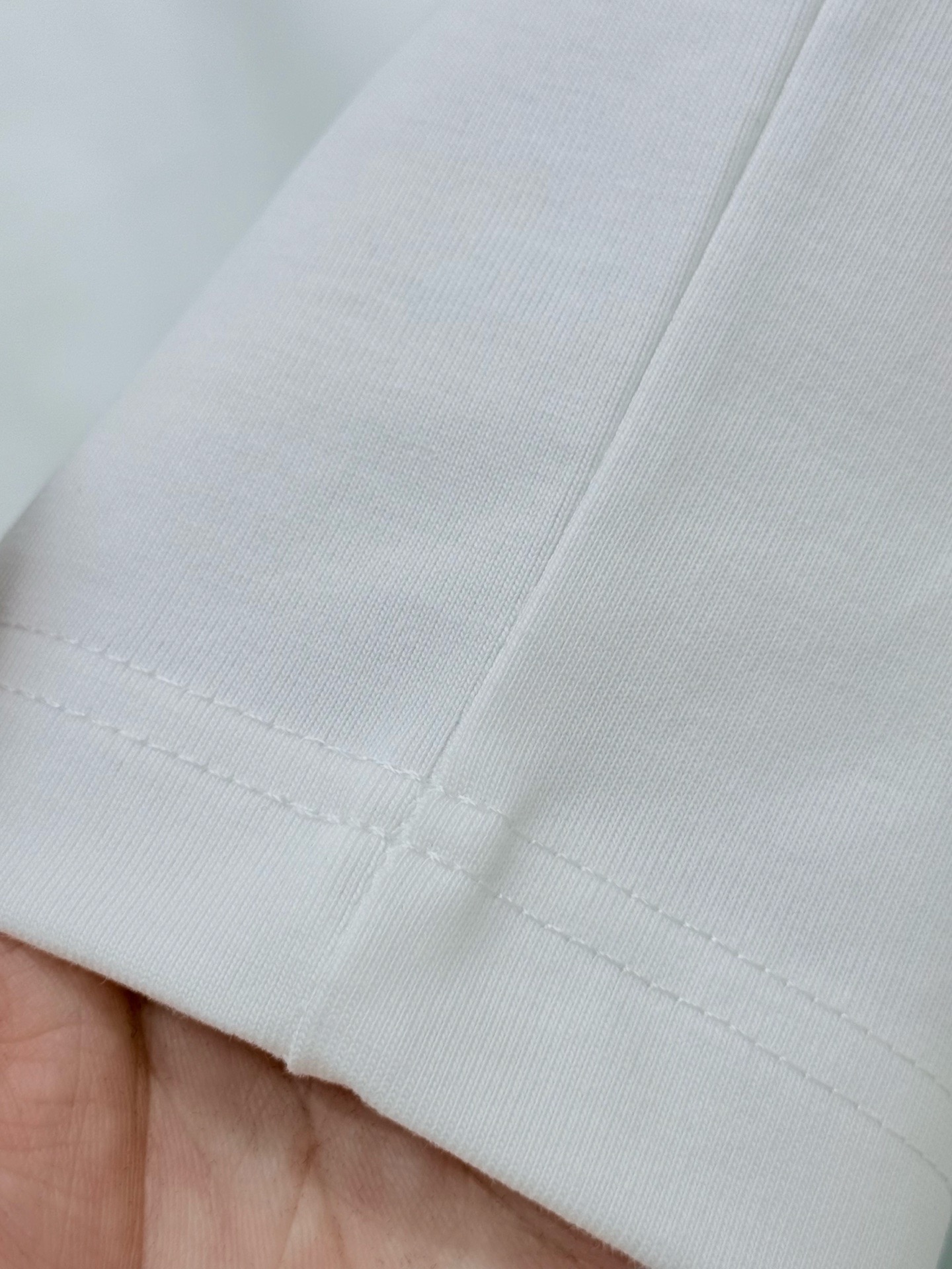 Футболка мужская в стиле Louis Vuitton из хлопка белого цвета с вышивкой логотипа