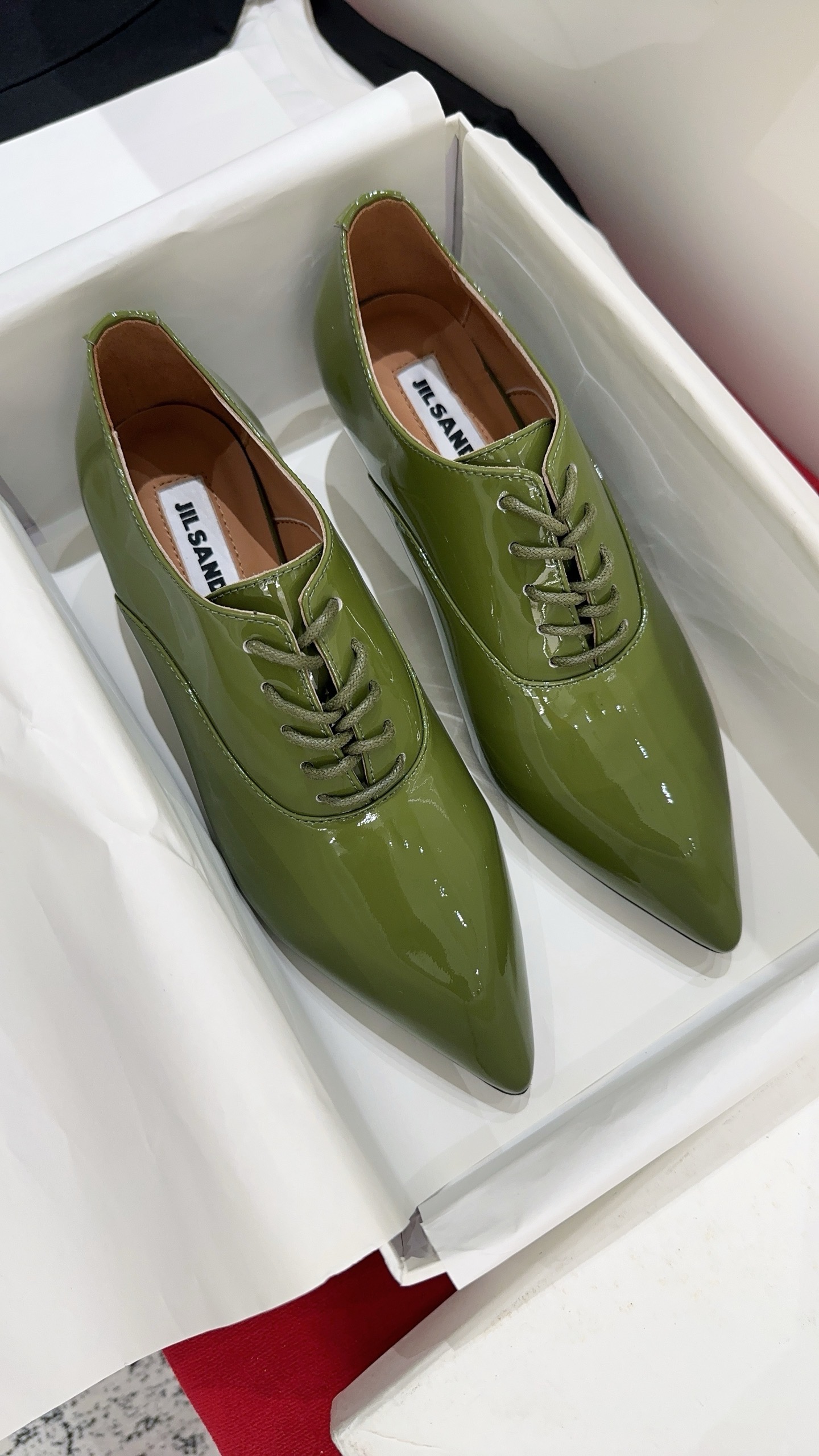 Туфли женские в стиле Jil Sander из лаковой натуральной кожи оливкового цвета