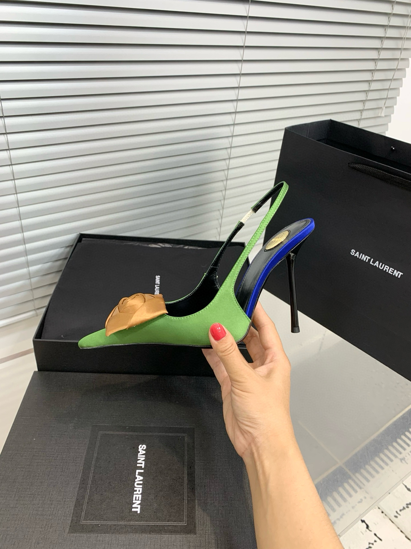 Туфли женские Saint Laurent с цветком slingback салатового цвета с золотистым декором
