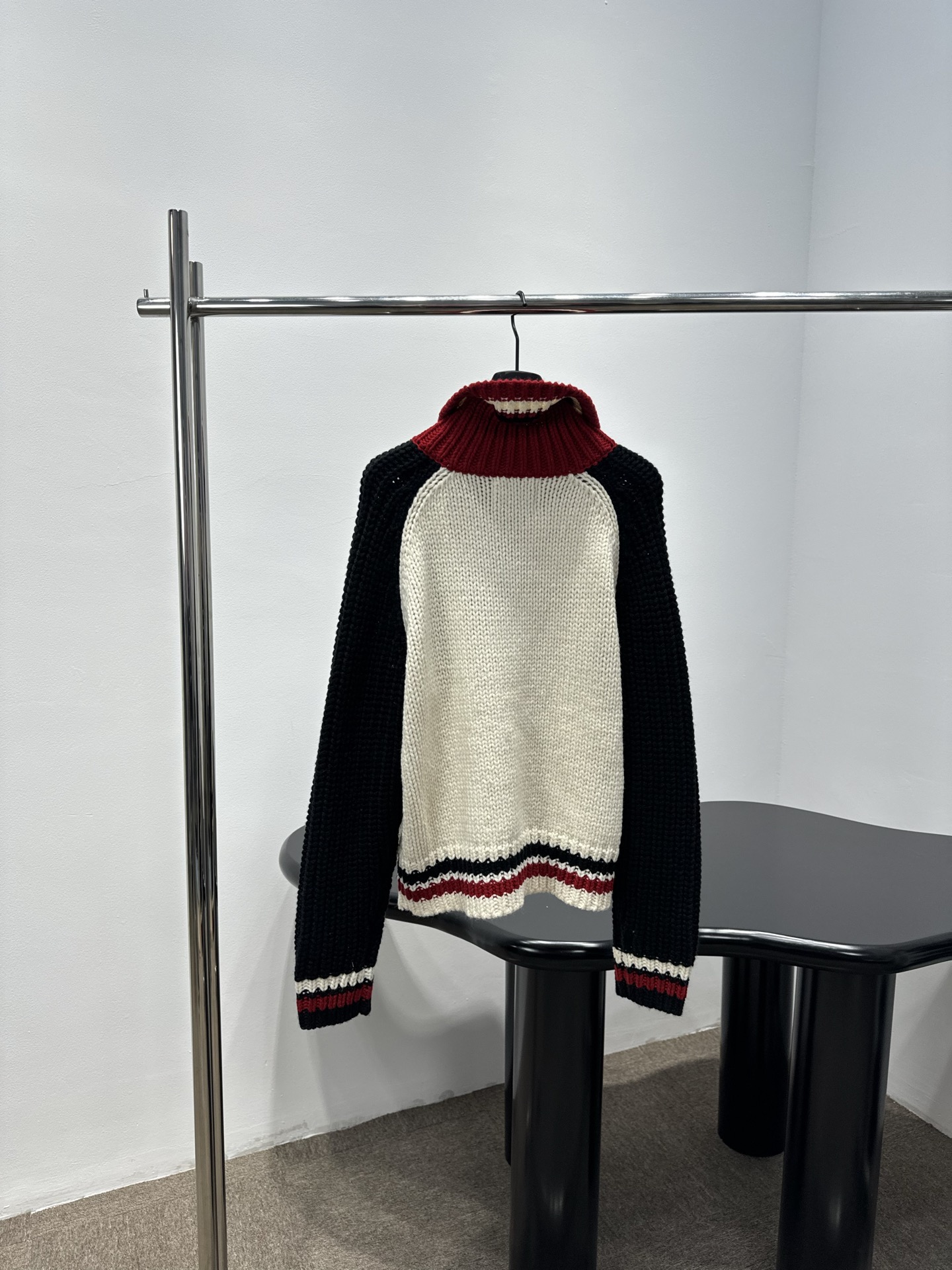 Кардиган женский в стиле Vivienne Westwood  с контрастными рукавами и вышивкой