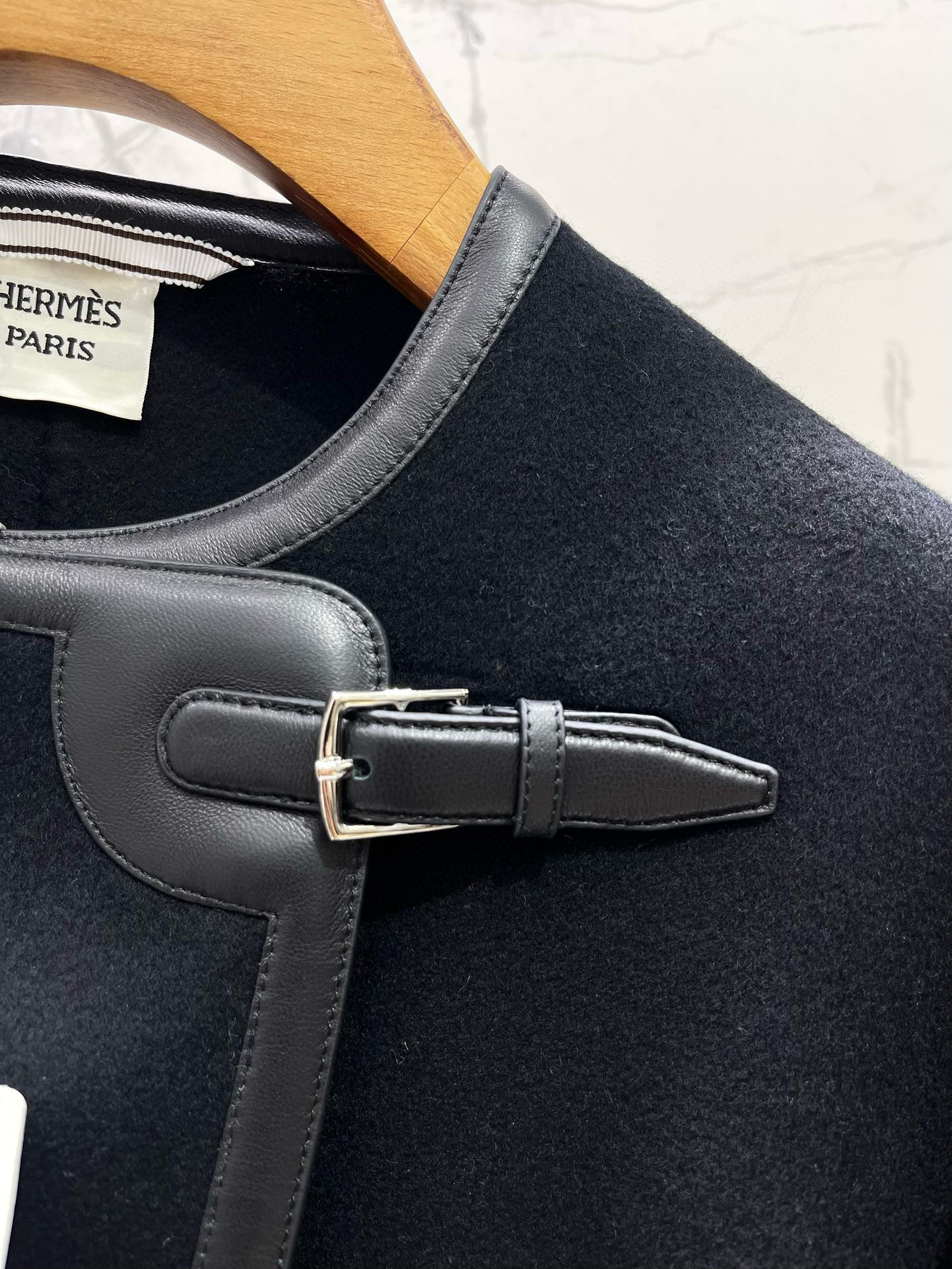 Жакет женский в стиле Hermès с вышивкой и кожаной отделкой, чёрного цвета