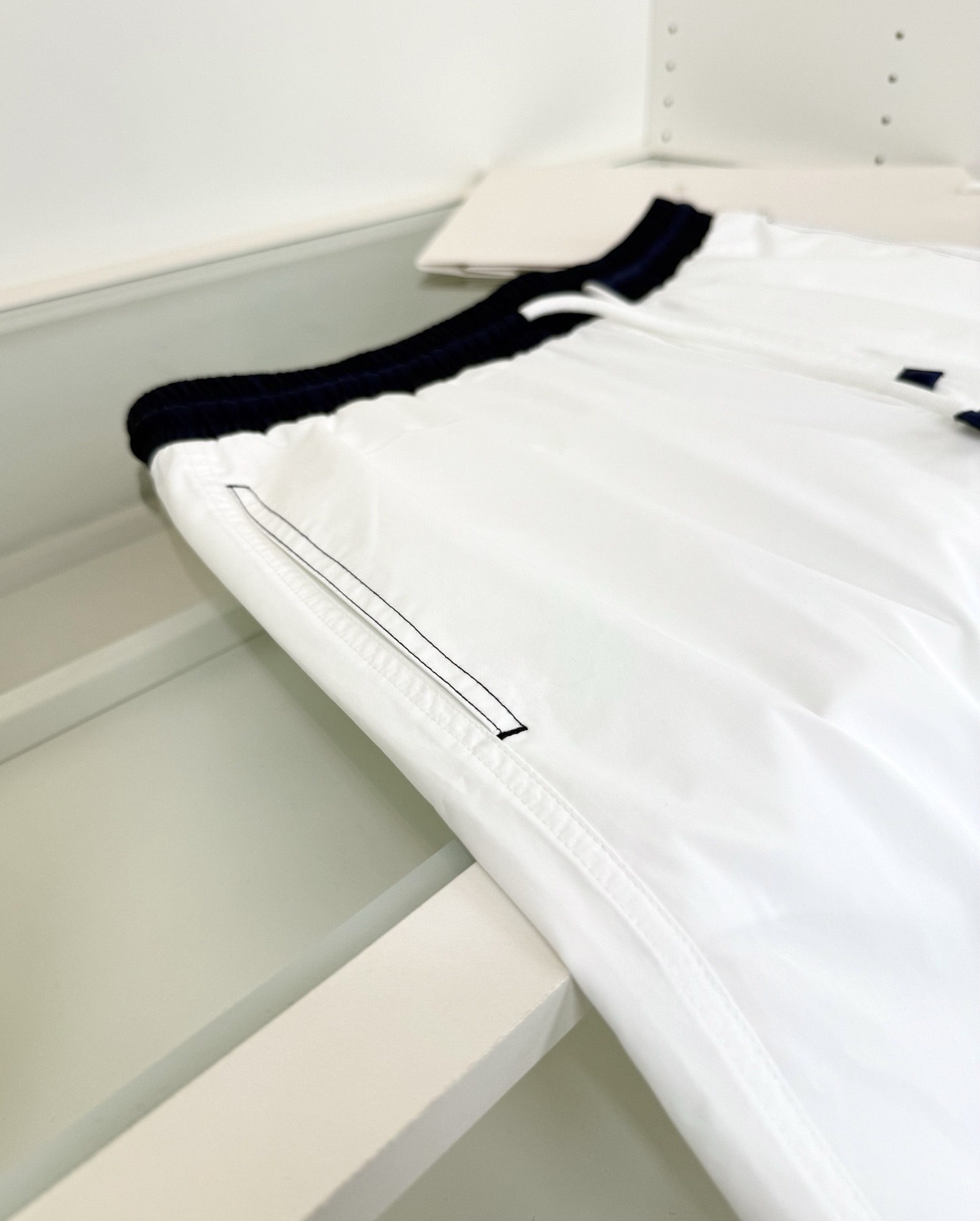 Шорты мужские в стиле Brunello Cucinelli белого цвета с контрастным поясом (пляжные)