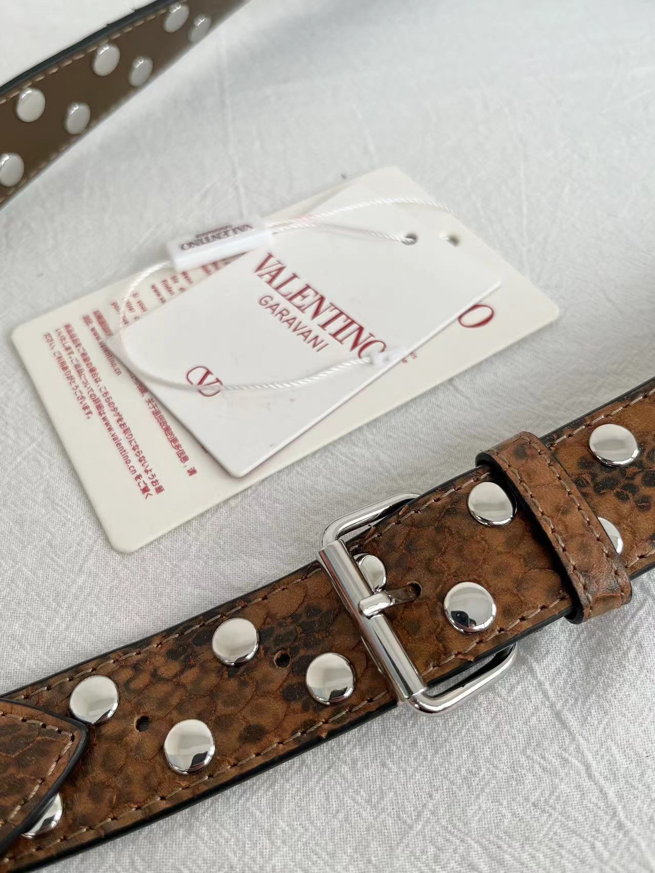 Сумка женская в стиле Valentino Garavani Hoboho Hobo коричневого цвета с фактурной отделкой(28 cм)