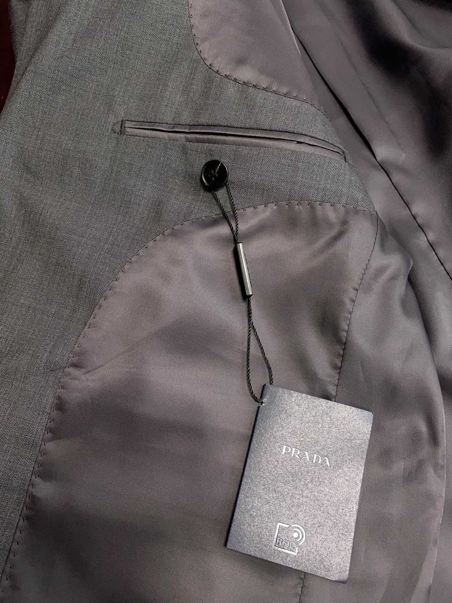 Костюм мужской в стиле Prada серого цвета (пиджак + брюки)