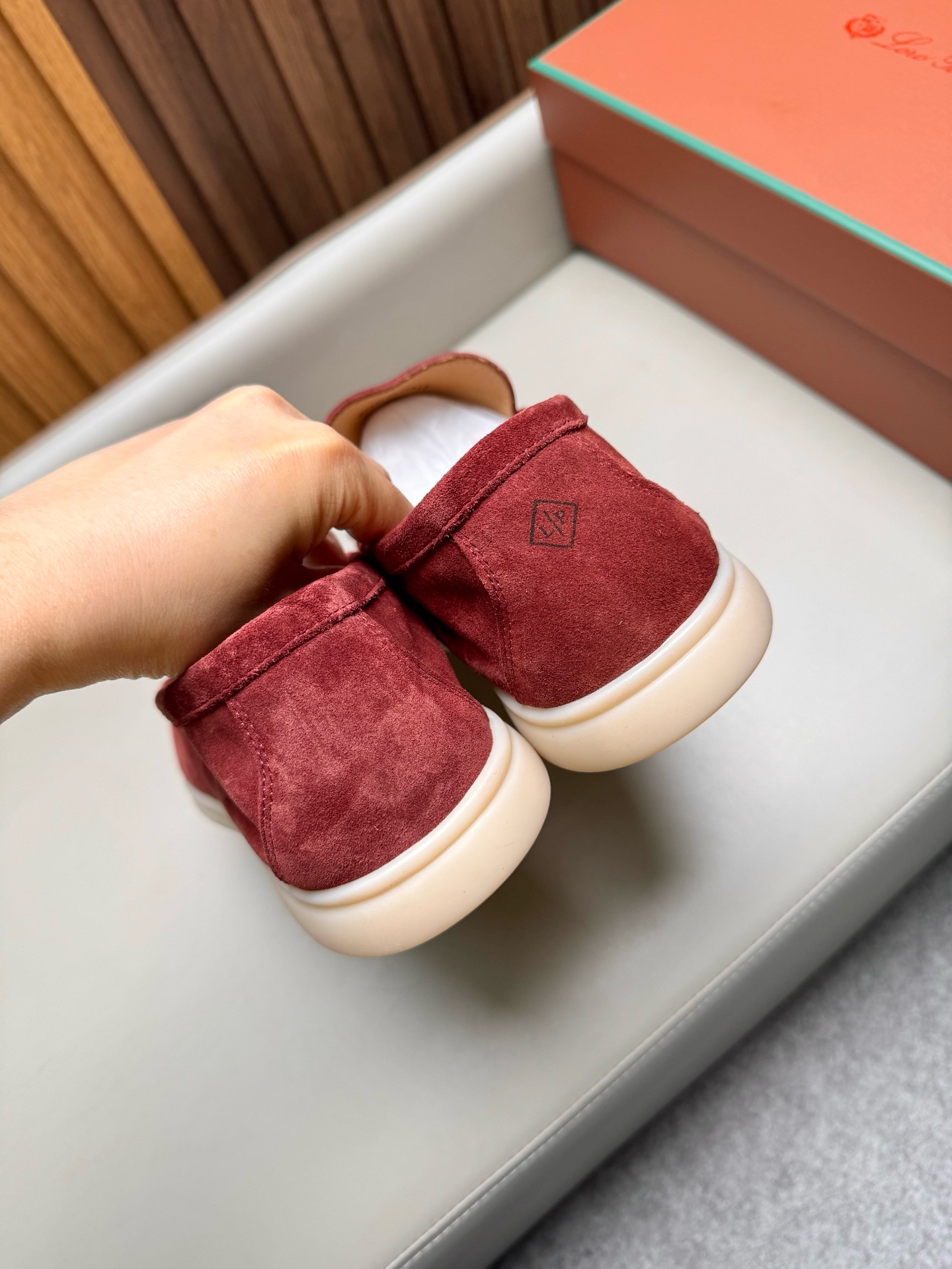 Лоферы унисекс в стиле Loro Piana из натуральной замши бордового цвета