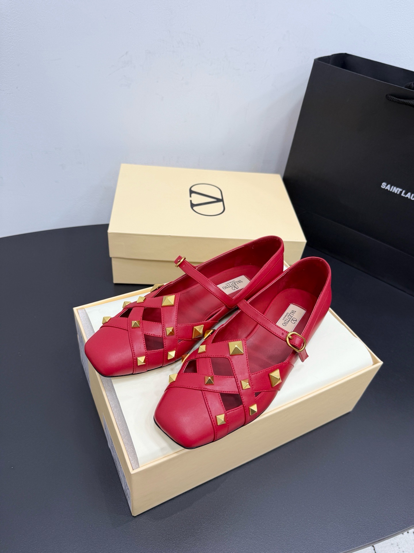 Туфли женские в стиле Valentino Garavani Rockstud с заклёпками красного цвета