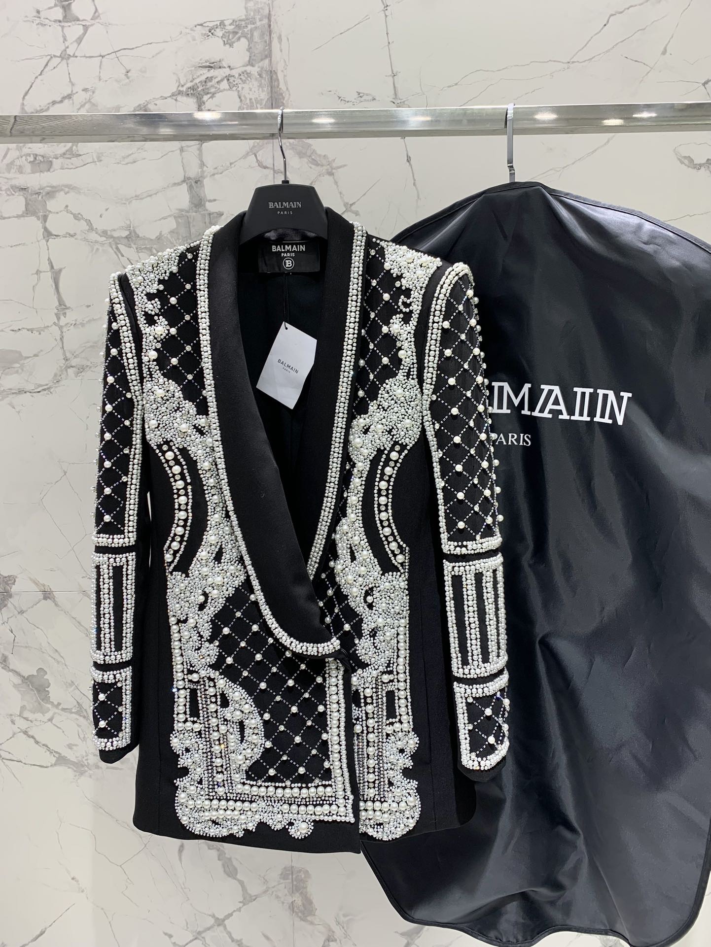 Жакет женский в стиле Balmain из плотной костюмной ткани чёрного цвета с ручной жемчужной вышивкой