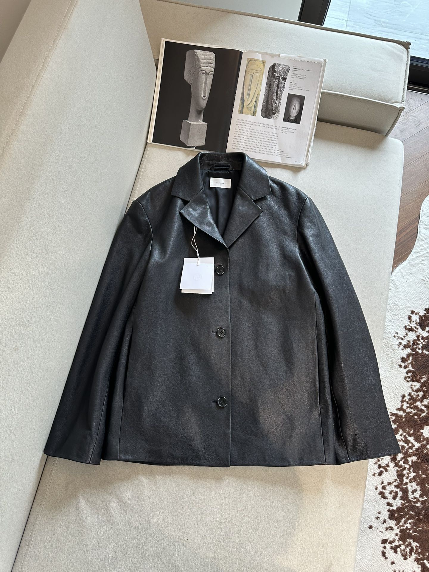 Куртка женская в стиле The Row из натуральной кожи чёрного цвета с минималистичным кроем