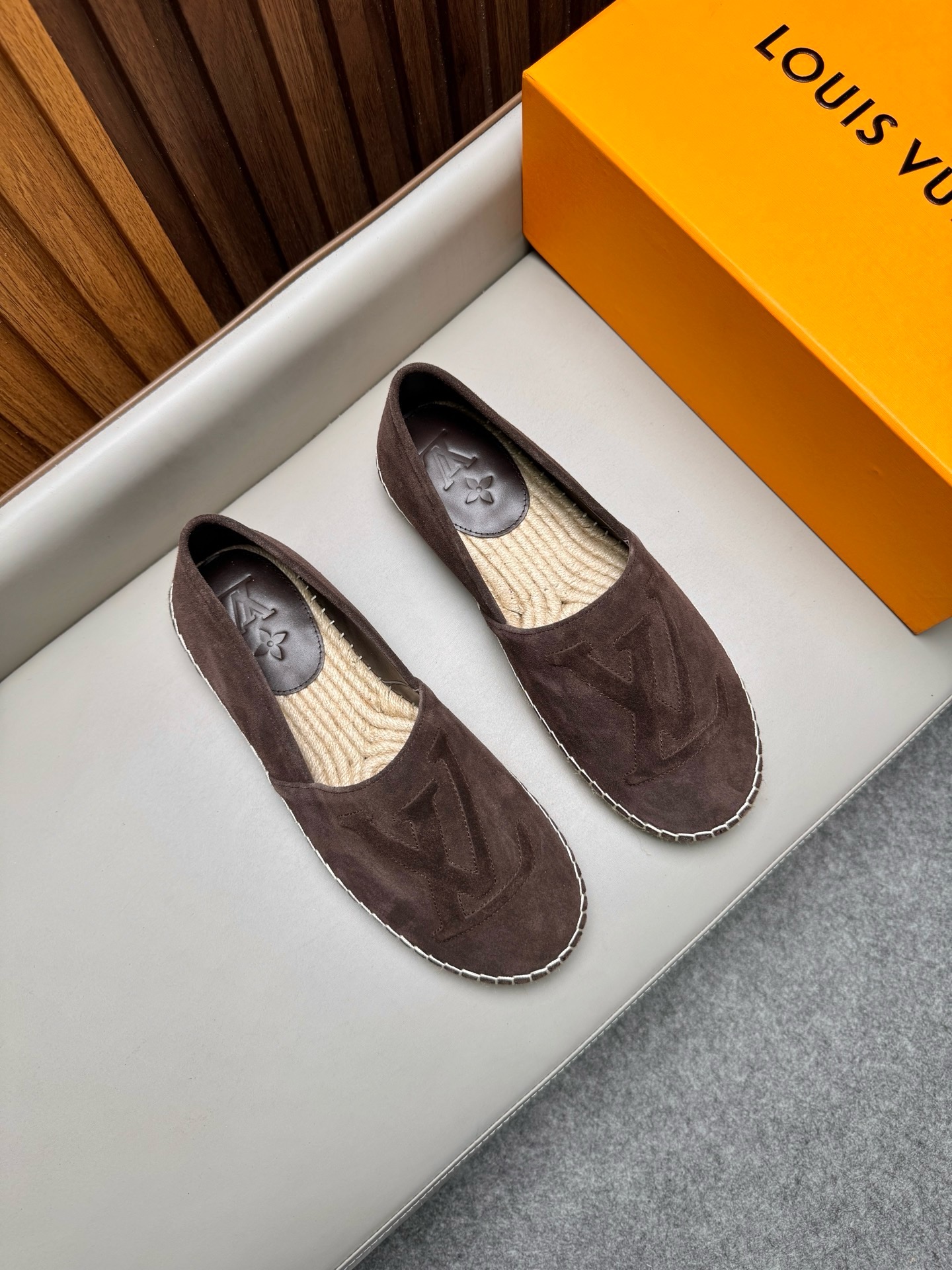 Эспадрильи мужские в стиле Louis Vuitton из натуральной замши коричневого цвета