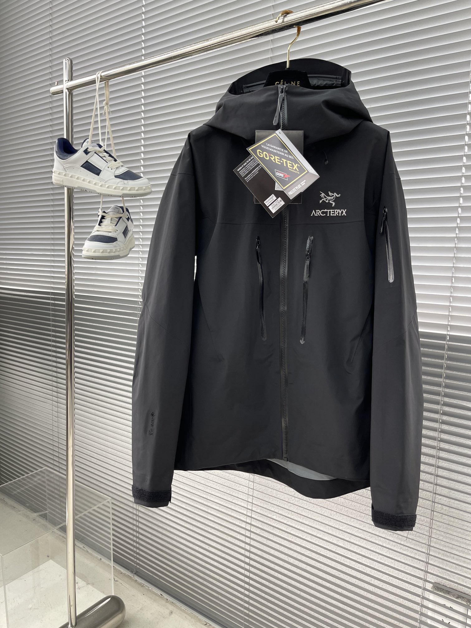 Куртка унисекс в стиле Arc'teryx Alpha SV с капюшоном чёрного цвета