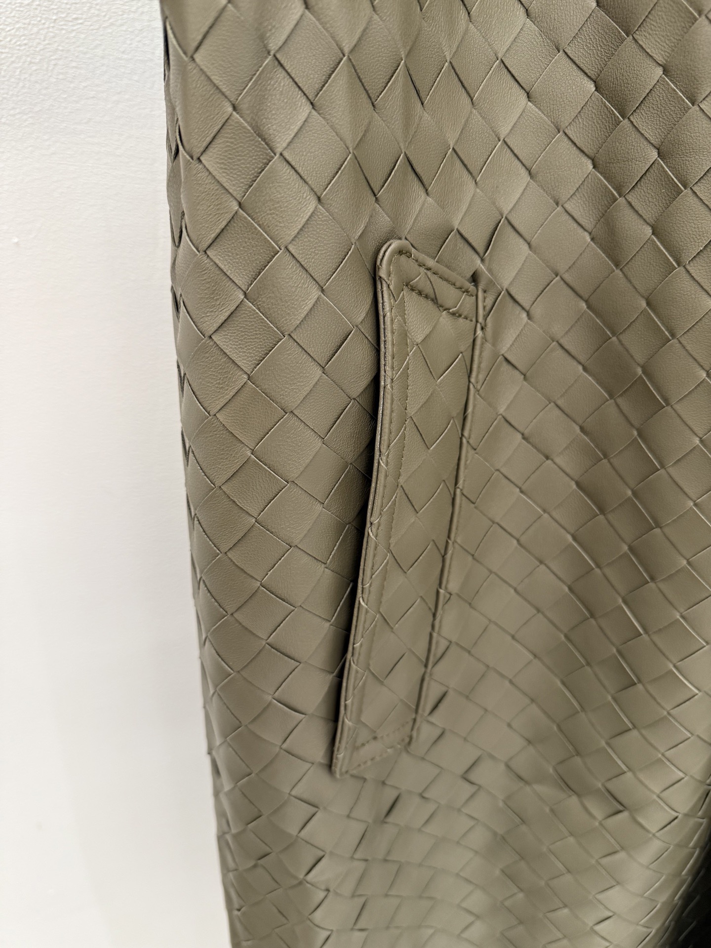 Пальто мужское в стиле Bottega Veneta оливково-бежевого цвета с плетением Intrecciato