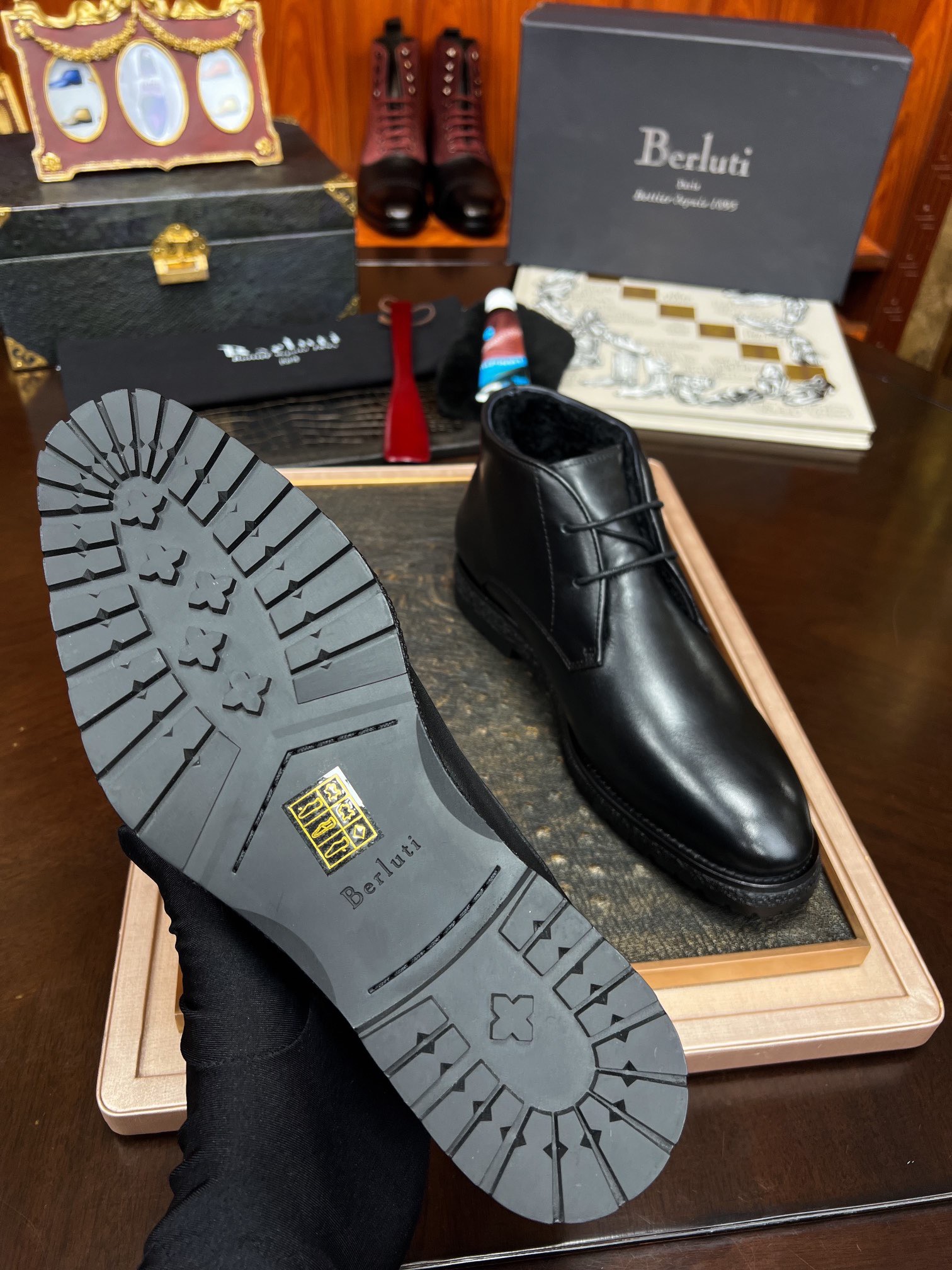 Ботинки мужские в стиле Berluti из натуральной кожи черного цвета