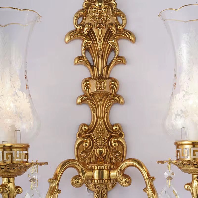 Светильник настенный классический с хрустальными подвесками и стеклянным плафоном