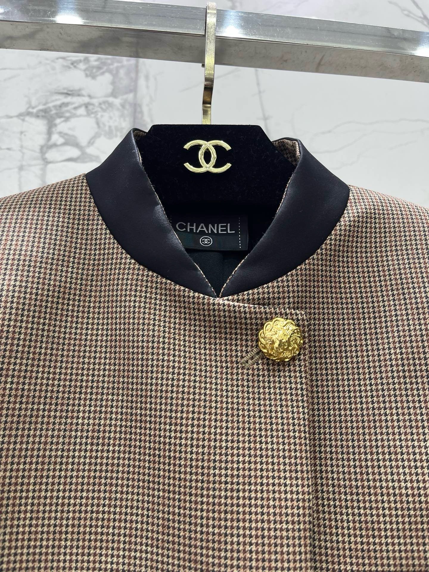 Костюм женский Chanel бежево-коричневого цвета