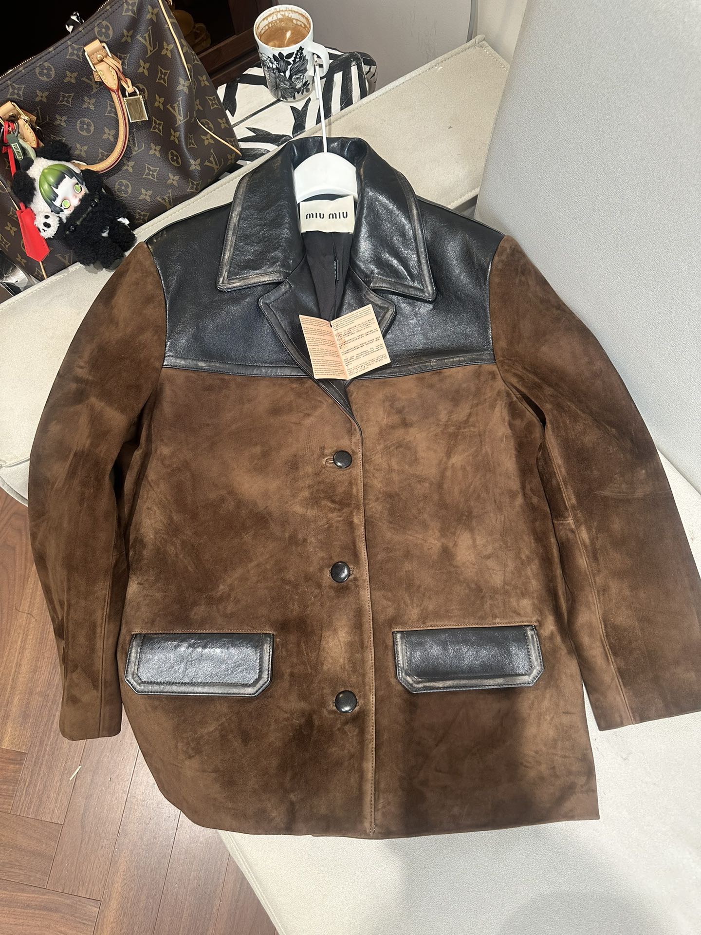 Куртка женская в стиле Miu Miu из натуральной замши и кожи коричневого цвета с контрастной кожаной отделкой