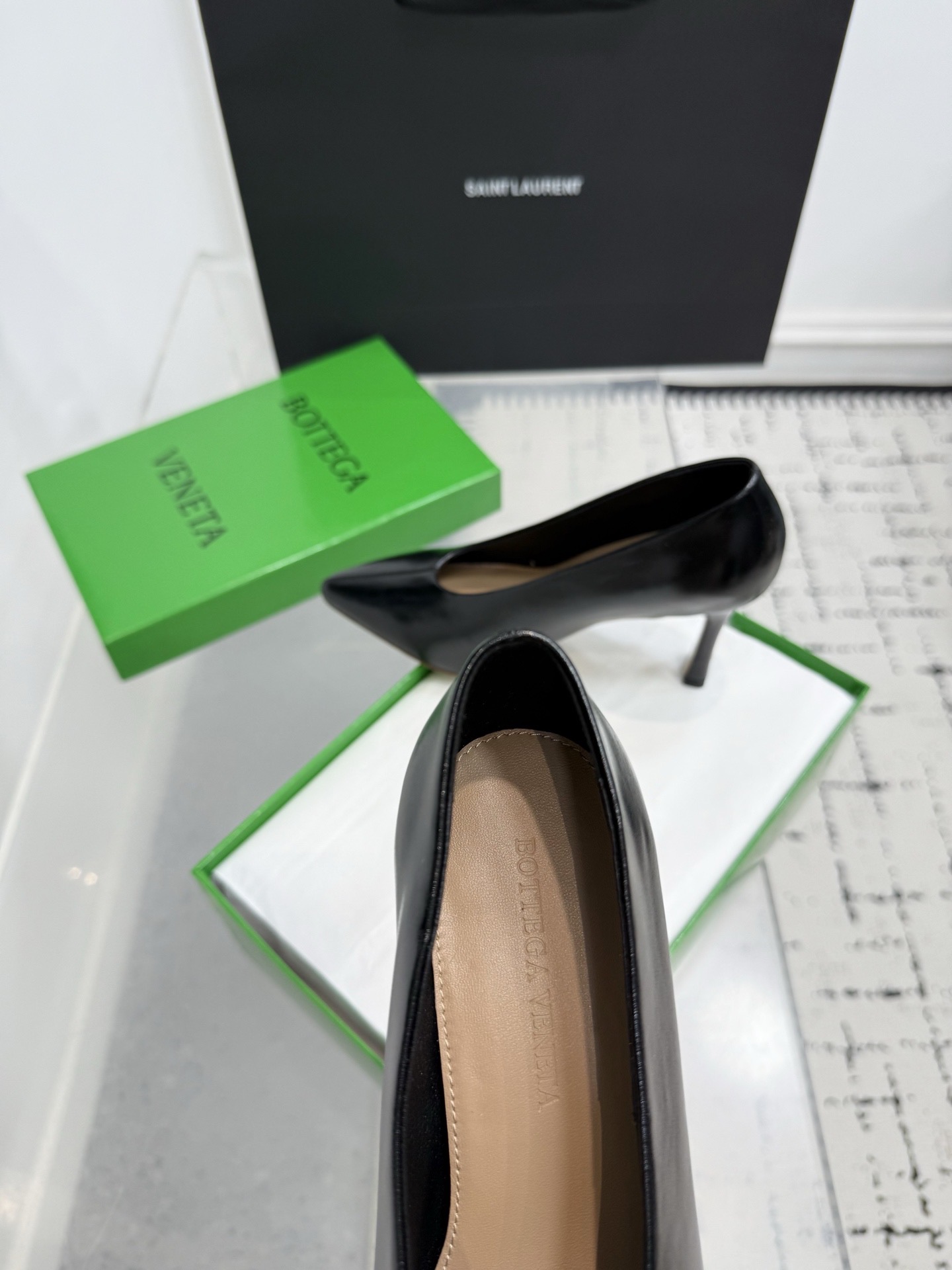 Туфли женские в стиле Bottega Veneta Sofia с глубоким вырезом чёрного цвета