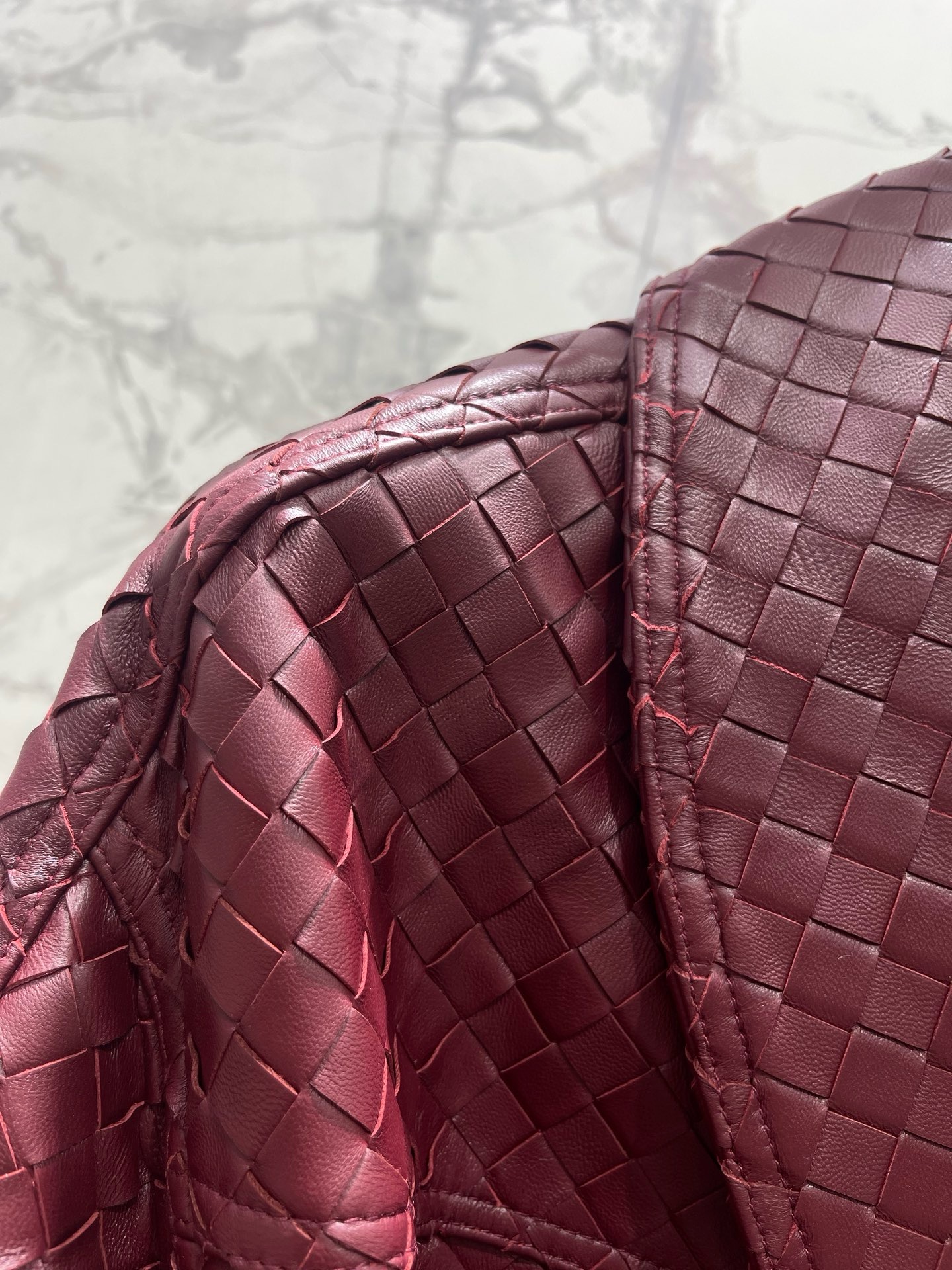 Жакет женский Bottega Veneta бордового цвета с плетением Intrecciato и поясом