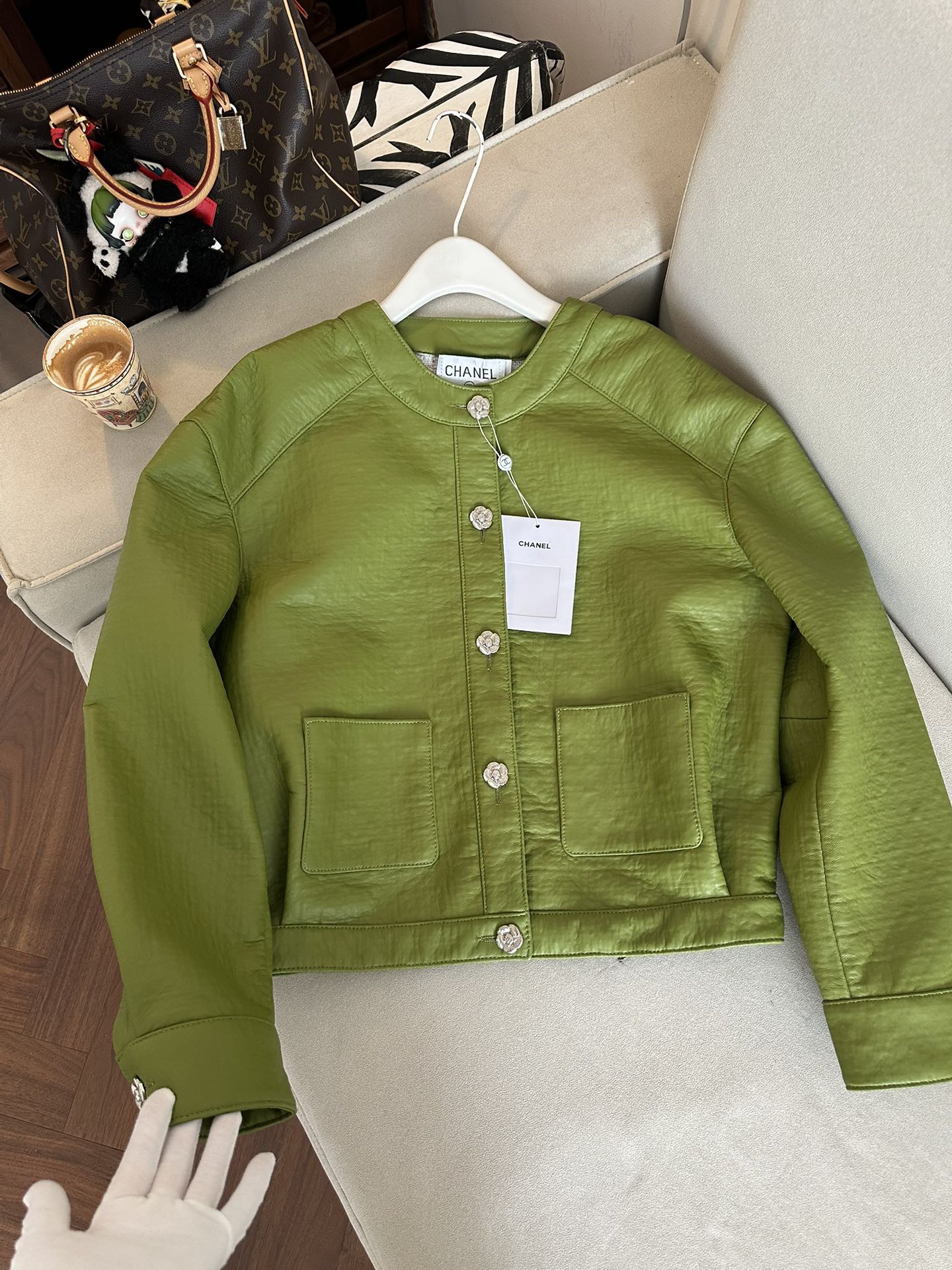 Куртка женская в стиле Chanel из натуральной кожи зелёного цвета укороченная с декоративными пуговицами