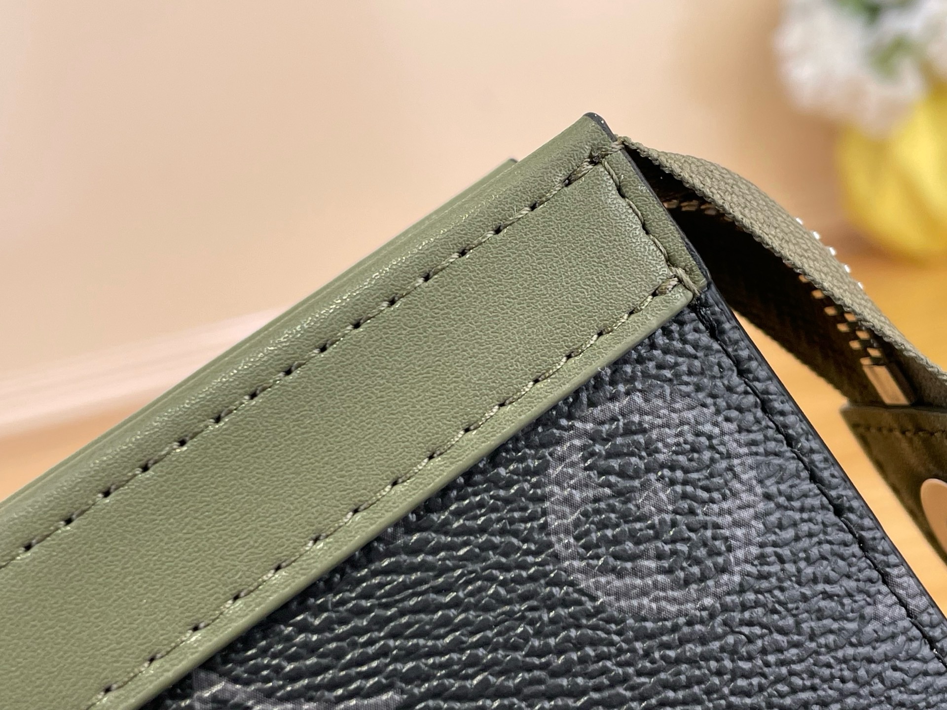 Клатч Louis Vuitton Pochette Voyage чёрно-зелёного цвета