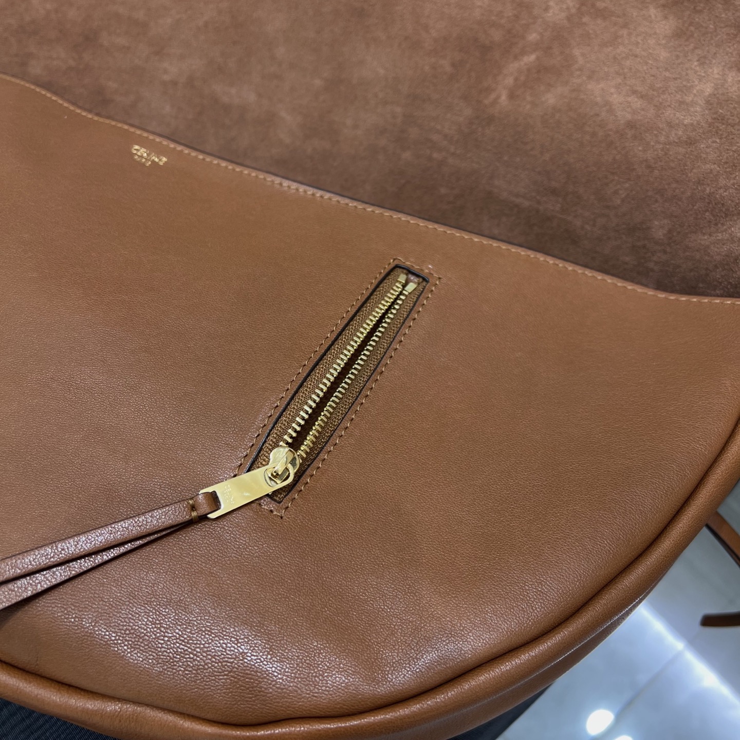 Сумка женская в стиле Celine Soft Triomphe Halfmoon карамельного цвета