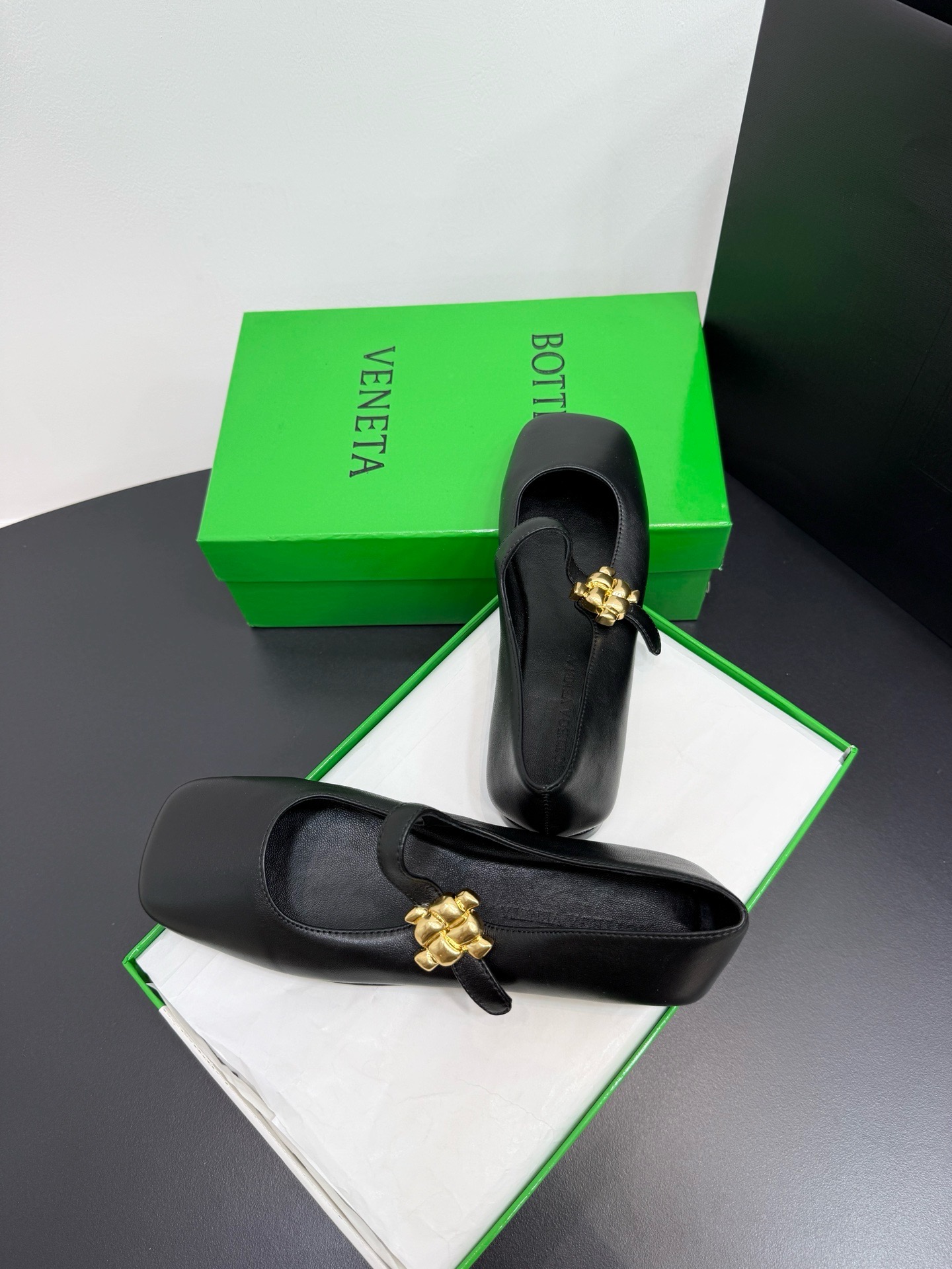 Балетки женские Bottega Veneta Charlotte чёрного цвета