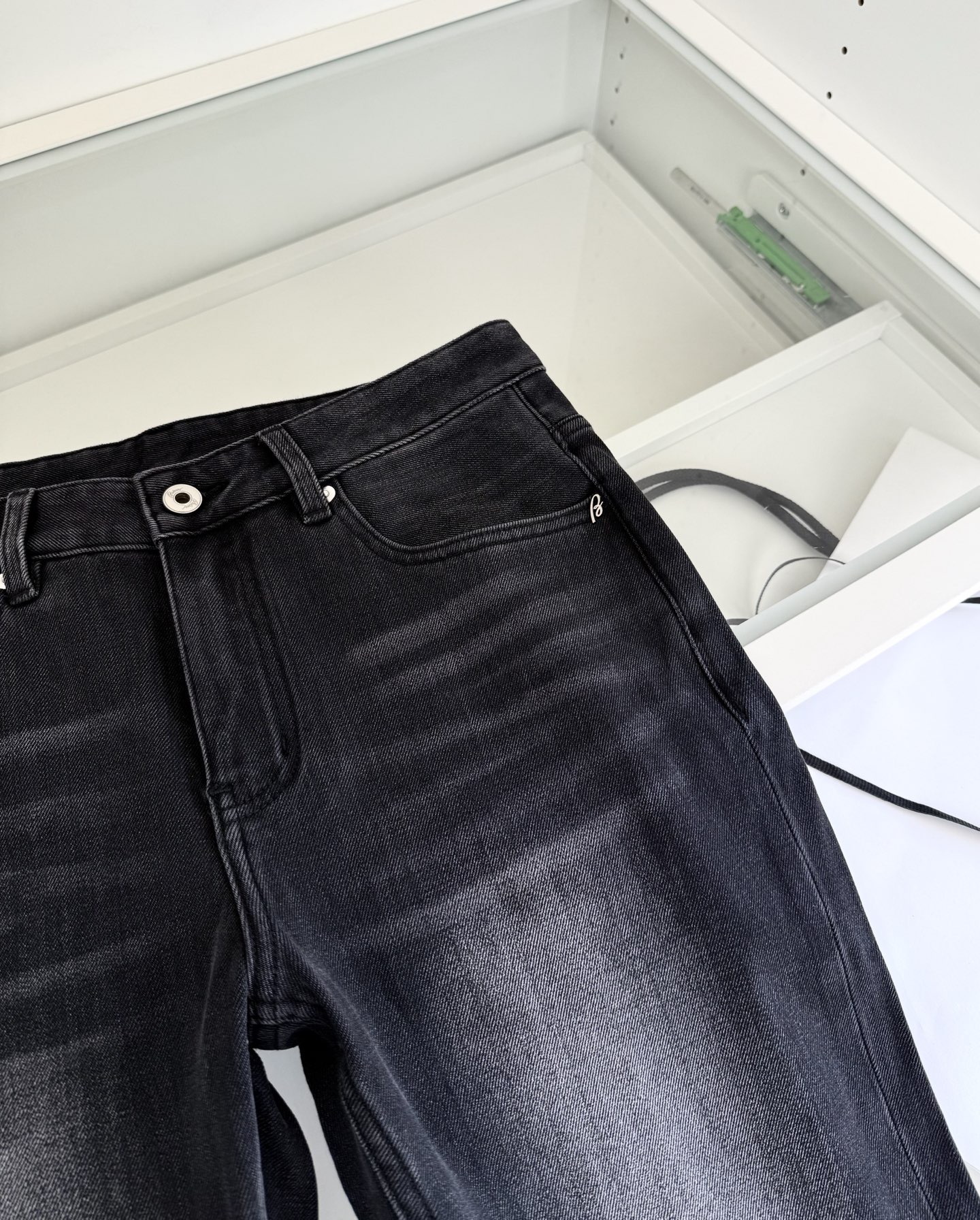 Джинсы мужские в стиле Brioni прямого кроя чёрно-серого цвета из денима