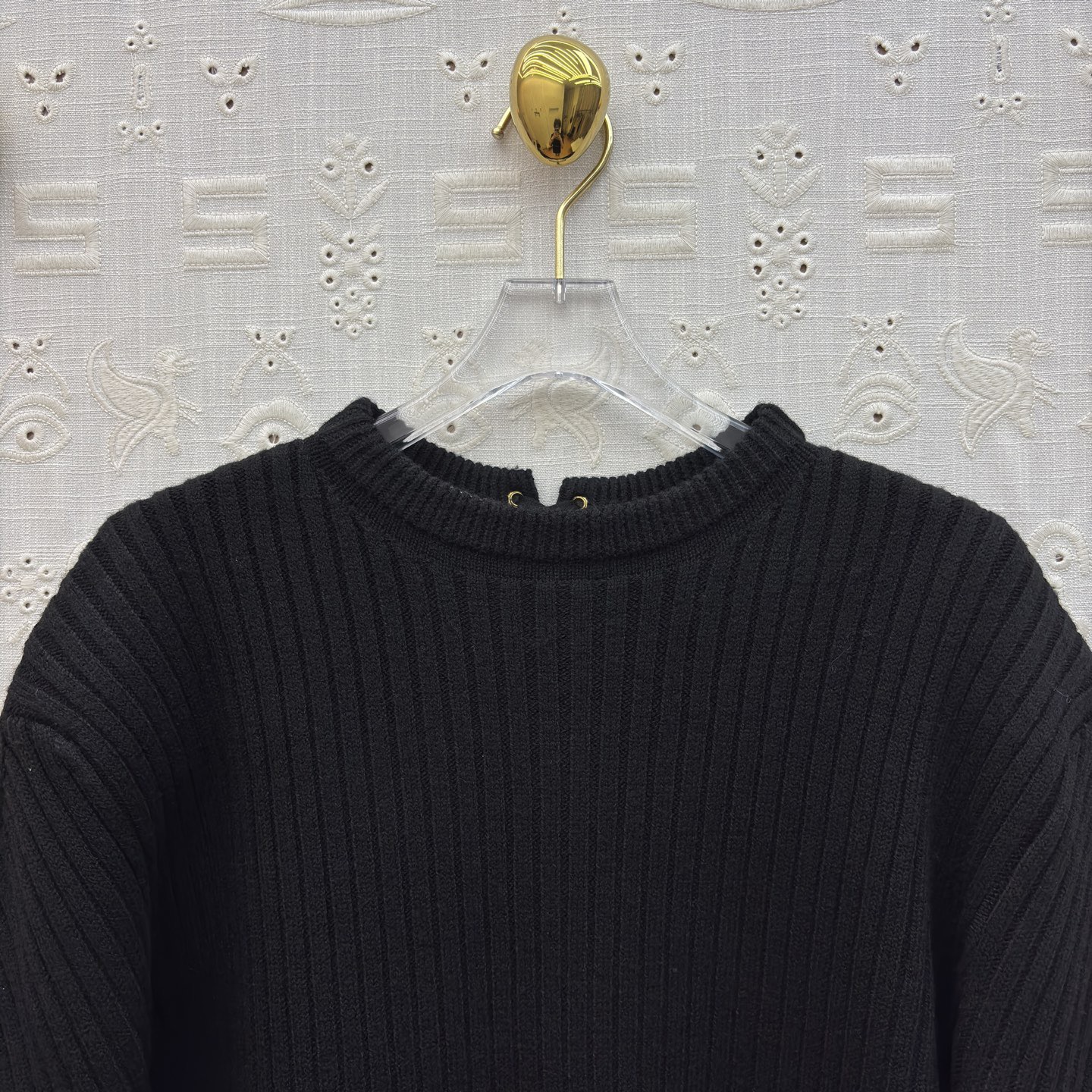 Свитер женский в стиле Schiaparelli чёрного цвета с декоративной шнуровкой на спине